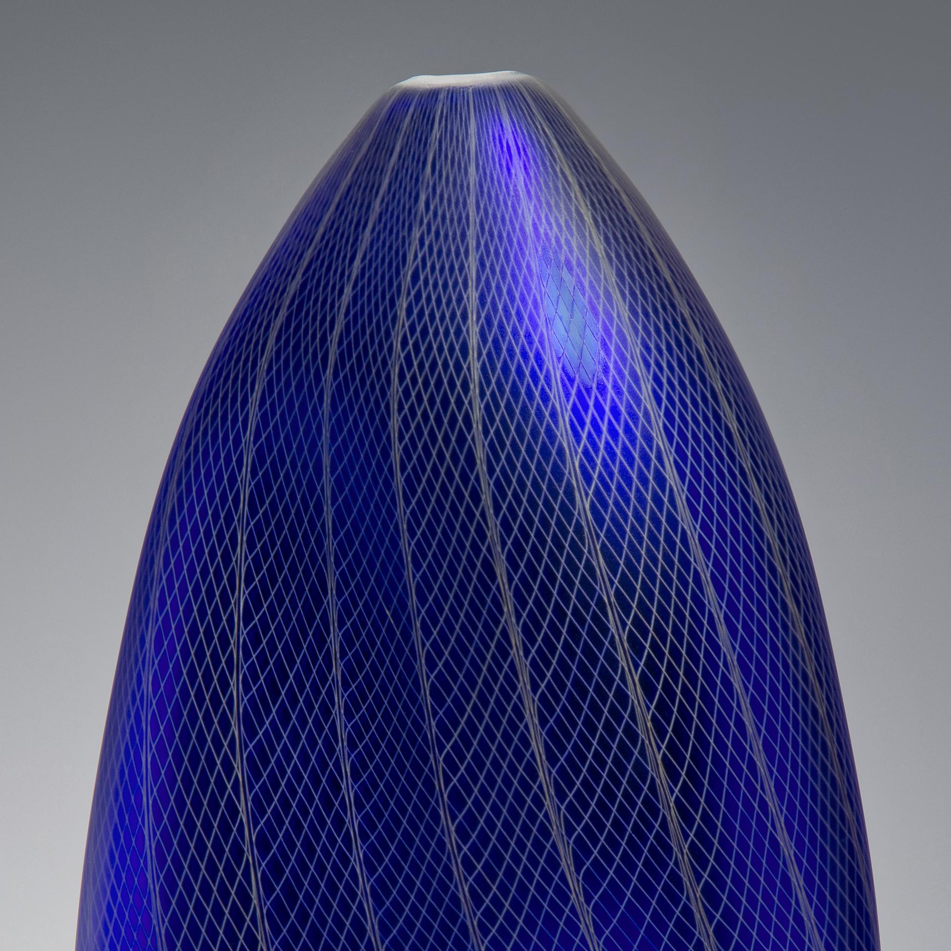 Moderne Stratiform Cobaltum 1.0.001, une sculpture unique en verre bleu de Liam Reeves en vente