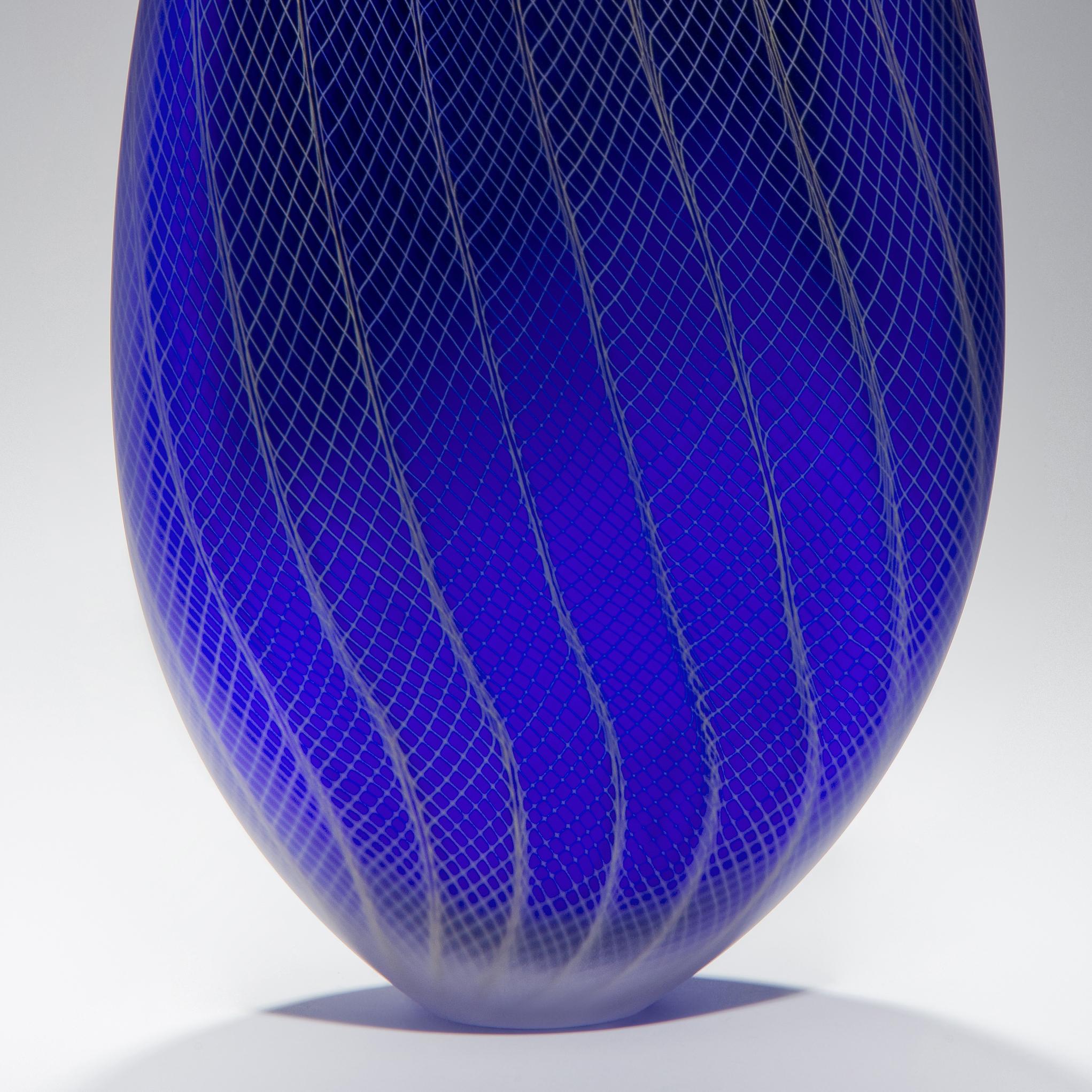 Britannique Stratiform Cobaltum 1.0.001, une sculpture unique en verre bleu de Liam Reeves en vente