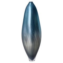 Stratiform Turchese 2.0.002, vaso in vetro grigio e blu metallizzato di Liam Reeves Stratiform Turchese 2.0.002, vaso in vetro grigio e blu metallizzato di Liam Reeves