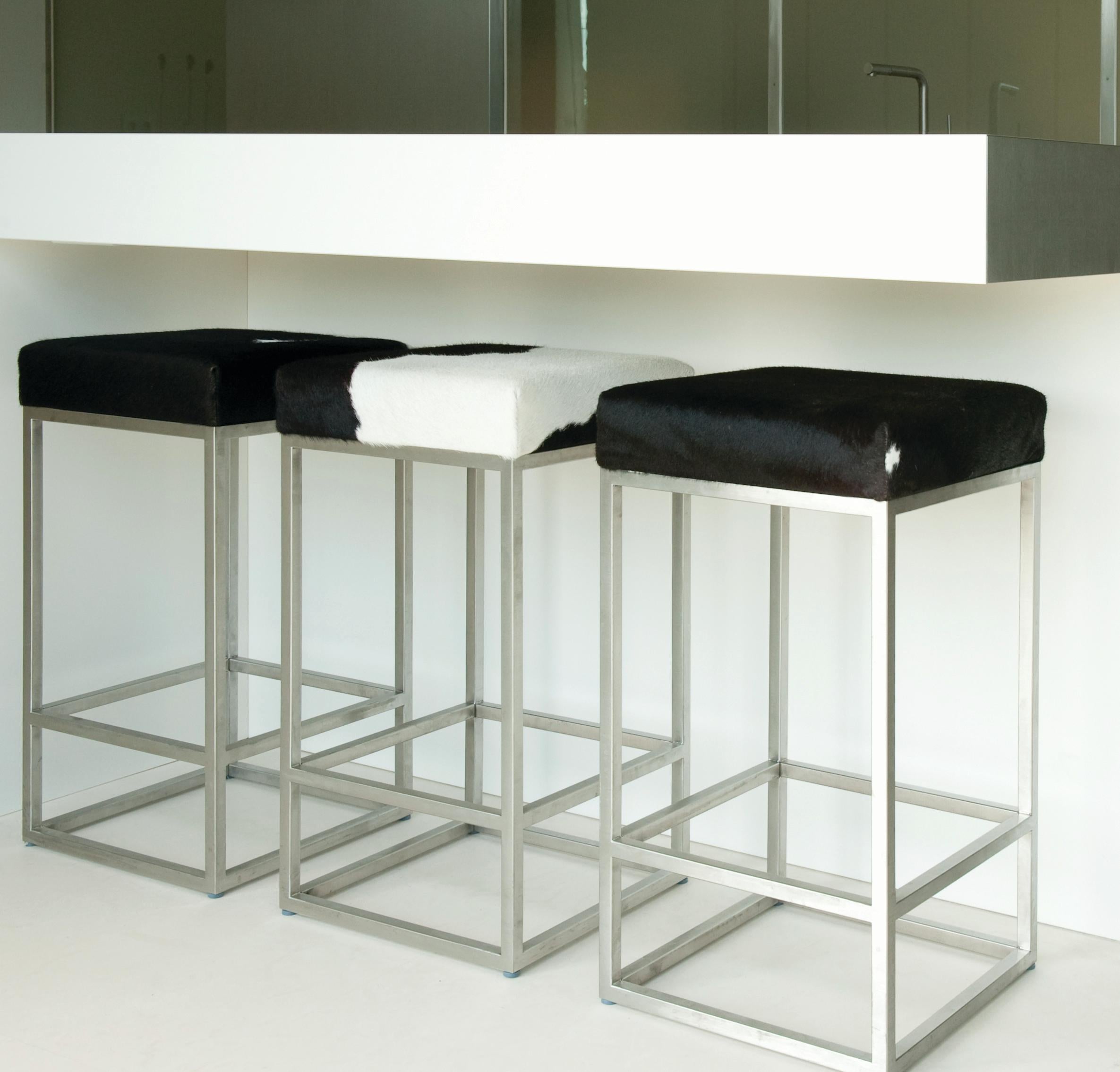 Progettato e realizzato da STRATO ITALY, questo sgabello riflette la nostra ricerca di purezza formale e qualità sartoriale. La struttura in acciaio inox satinato, essenziale e rigorosa, dialoga con una seduta completamente personalizzabile, dalla