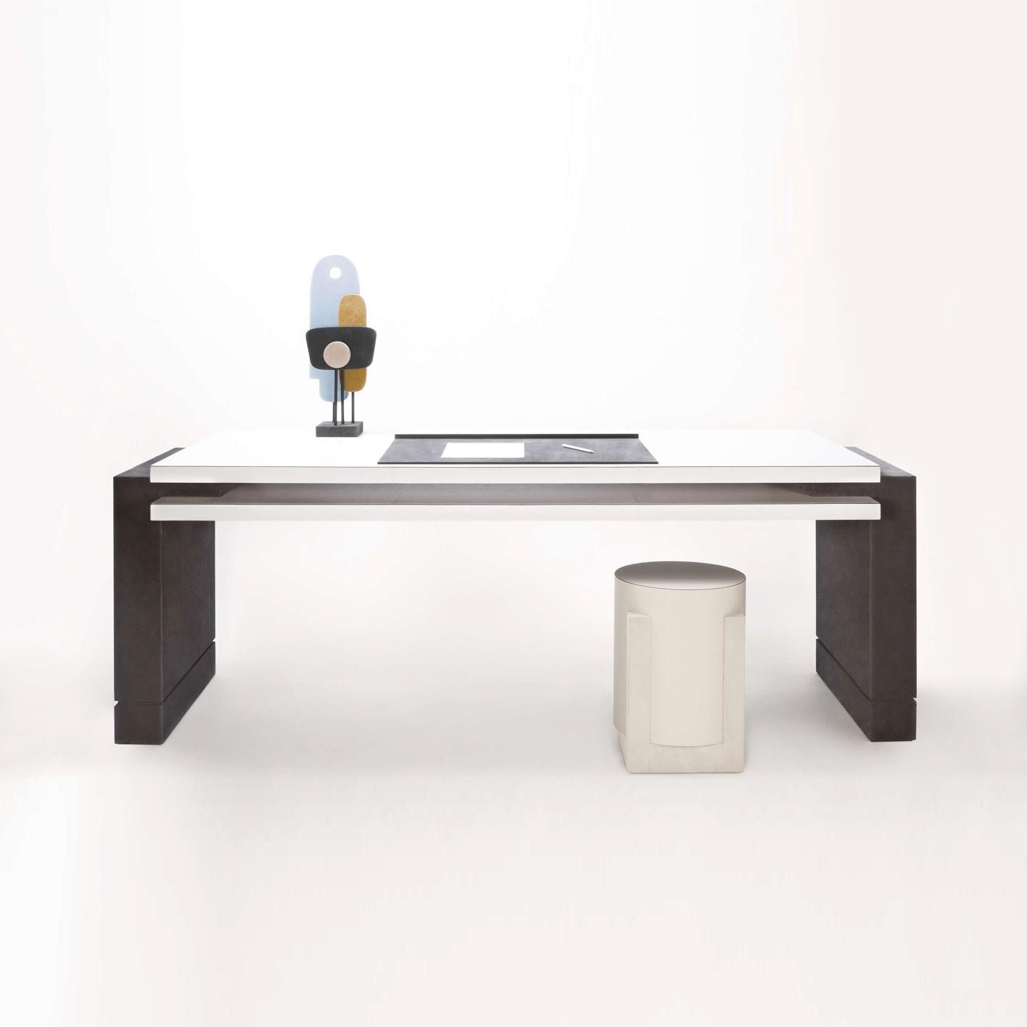 For nearly twenty years, the Giobagnara brand has combined traditional know-how and leading-edge technology to produce elegance of the highest standard. With luxurious creations available in a unique and virtually limitless color palette of leathers