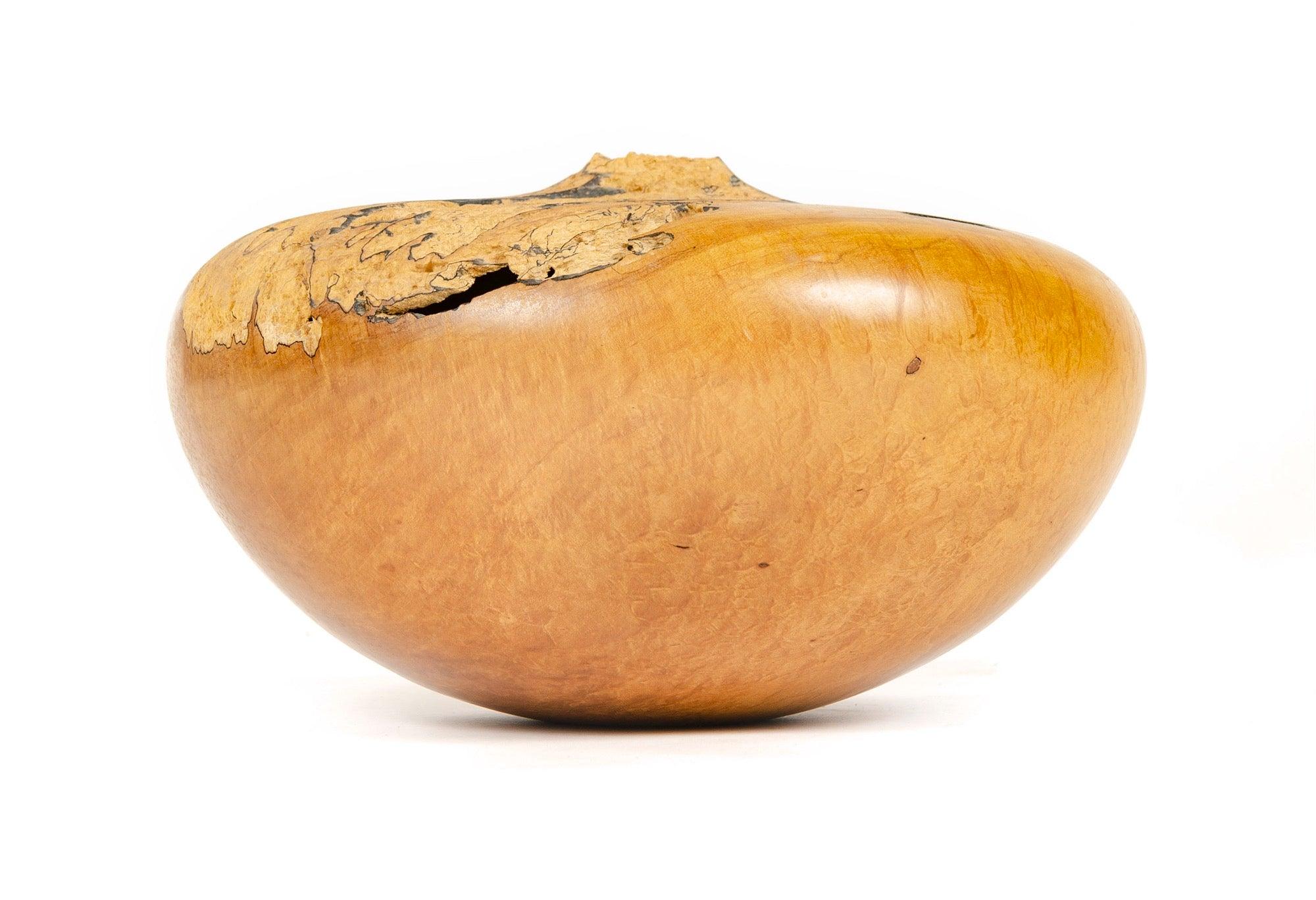 Più grande di quanto le immagini possano rivelare, questo vaso Spalted Sugar Maple del 1997 è indicativo del cambiamento di Ellsworth dopo il 1990, che si concentra su forme pure con un approccio diretto al design. La sua serie Stratum è un esempio