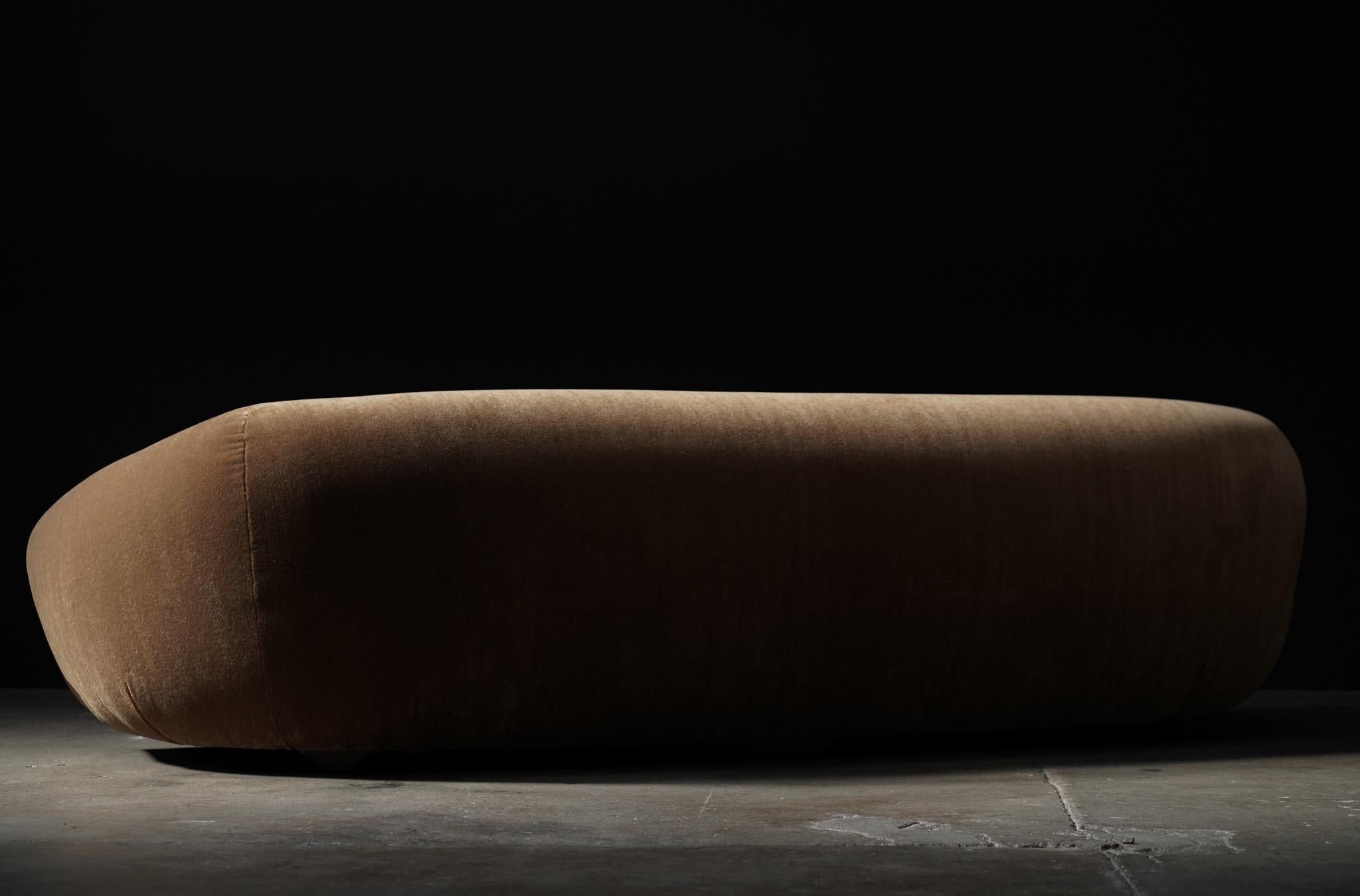 STRATUS Canapé en mohair caramel avec structure en noyer par STUDIO BALESTRA Neuf - En vente à Los Angeles, CA