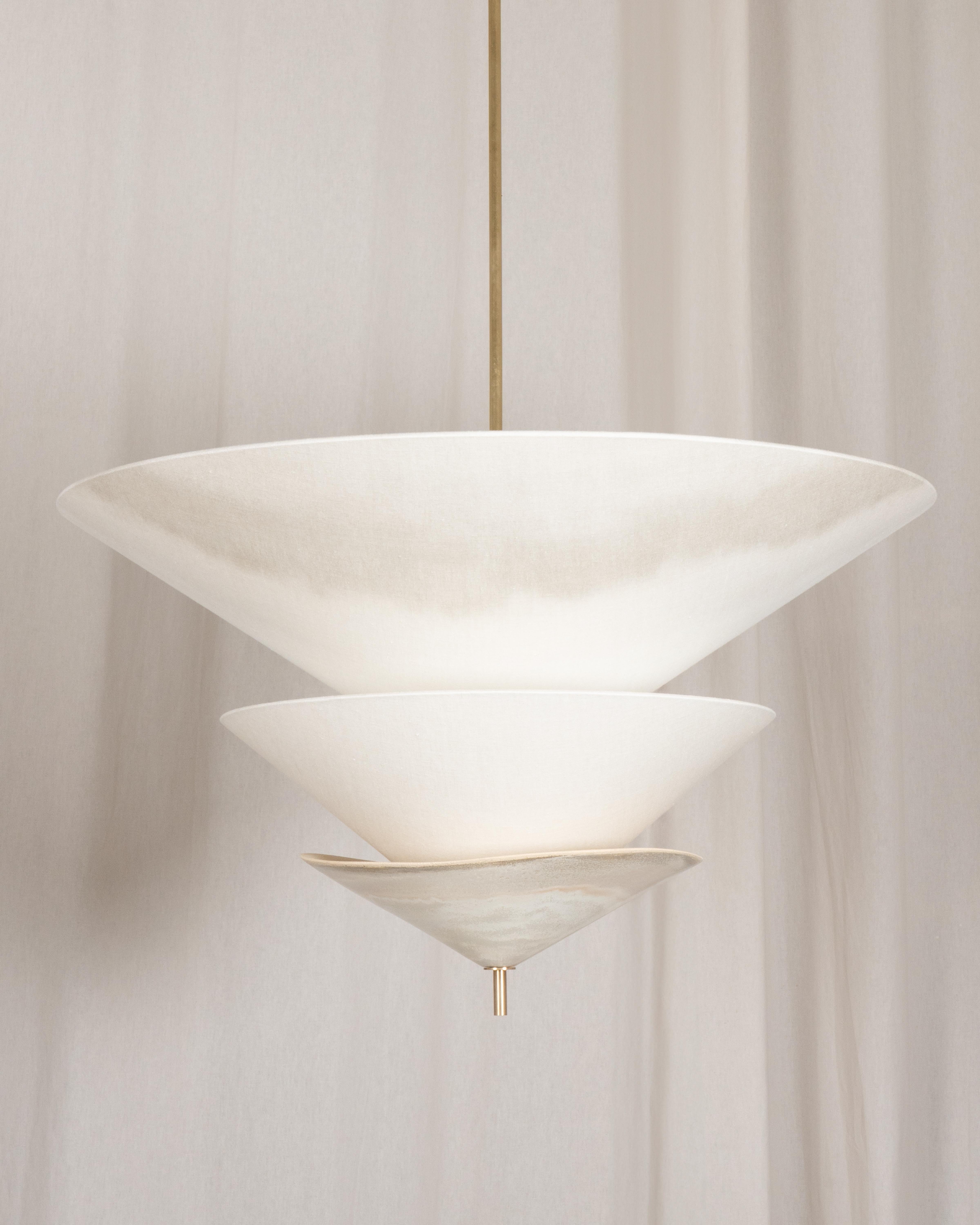 Lampada a sospensione doppia Stratus 80 di Elsa Foulon
Pezzo unico.
Dimensioni: D. 80 x H. 43 cm
Materiali: Ceramica, tessuto, metallo.
Tutte le nostre lampade possono essere cablate a seconda del Paese. Se viene venduto negli Stati Uniti, sarà