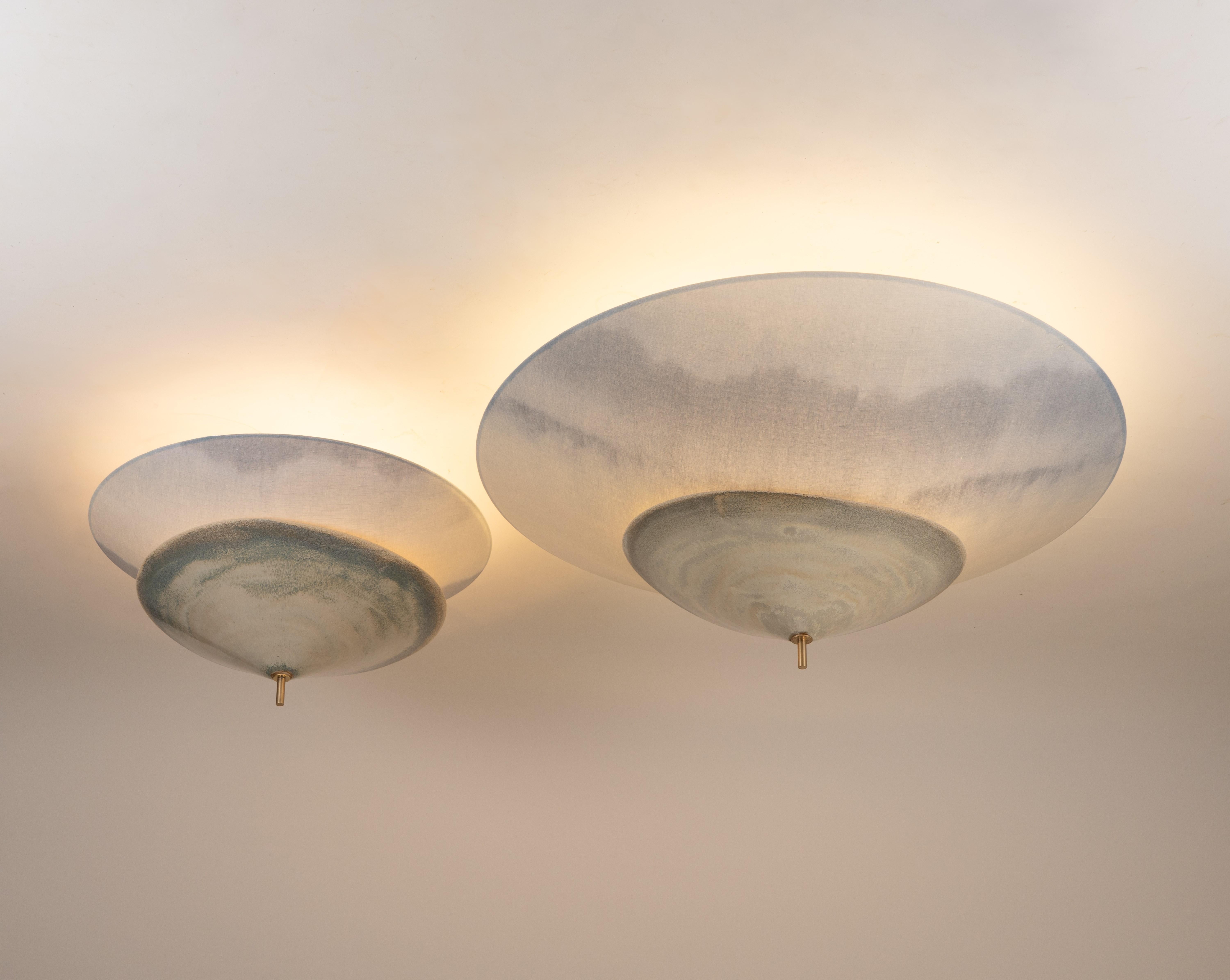 Postmoderno Sospensione contemporanea in feltro a due livelli con accenti d'ottone Soft Gradient di Elsa Foulon in vendita