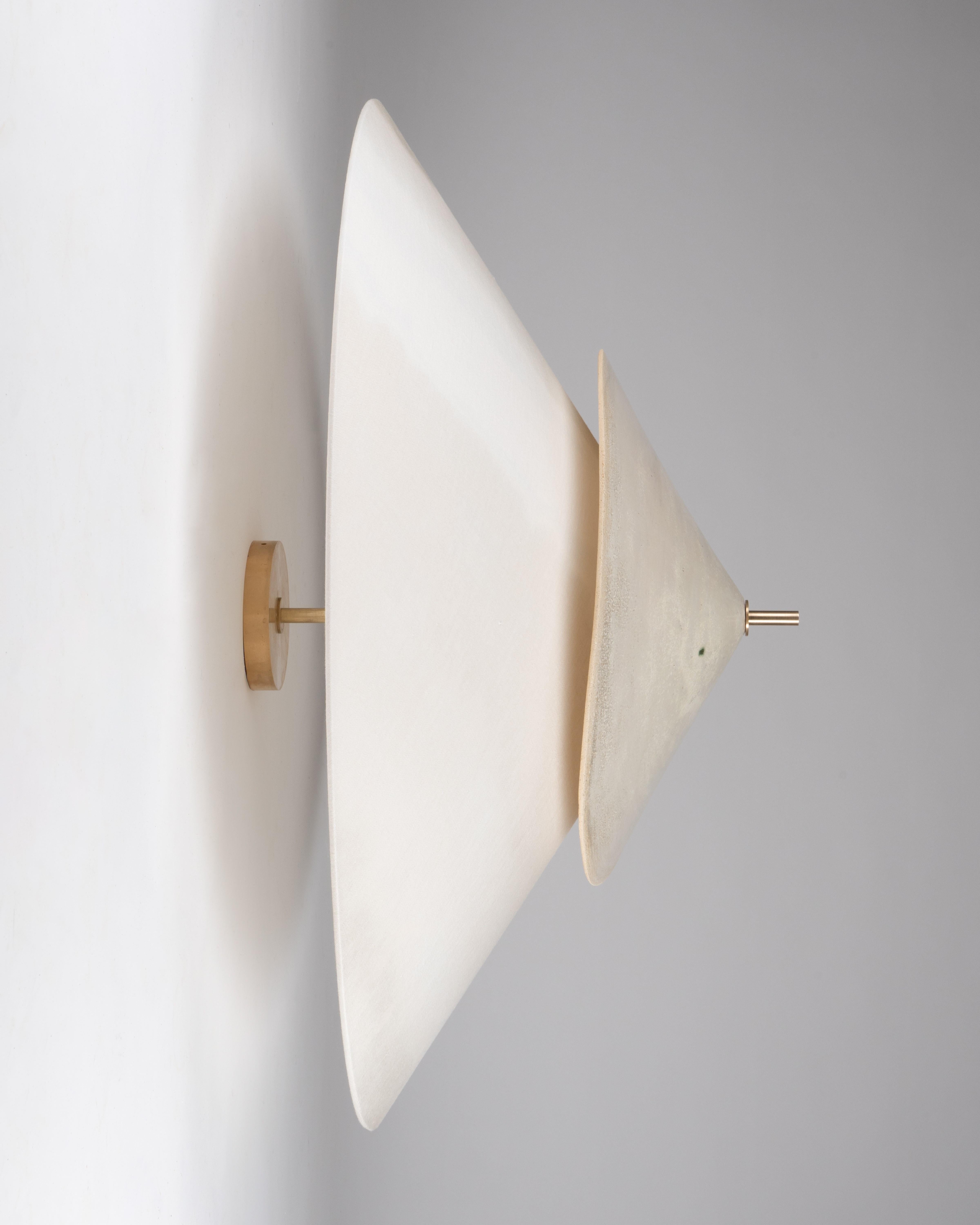 Lampada da parete Stratus 50 di Elsa Foulon
Pezzo unico.
Dimensioni: D 20 x L 50 x H 50 cm
Materiali: Ceramica, tessuto, metallo.
Tutte le nostre lampade possono essere cablate a seconda del Paese. Se viene venduto negli Stati Uniti, sarà cablato