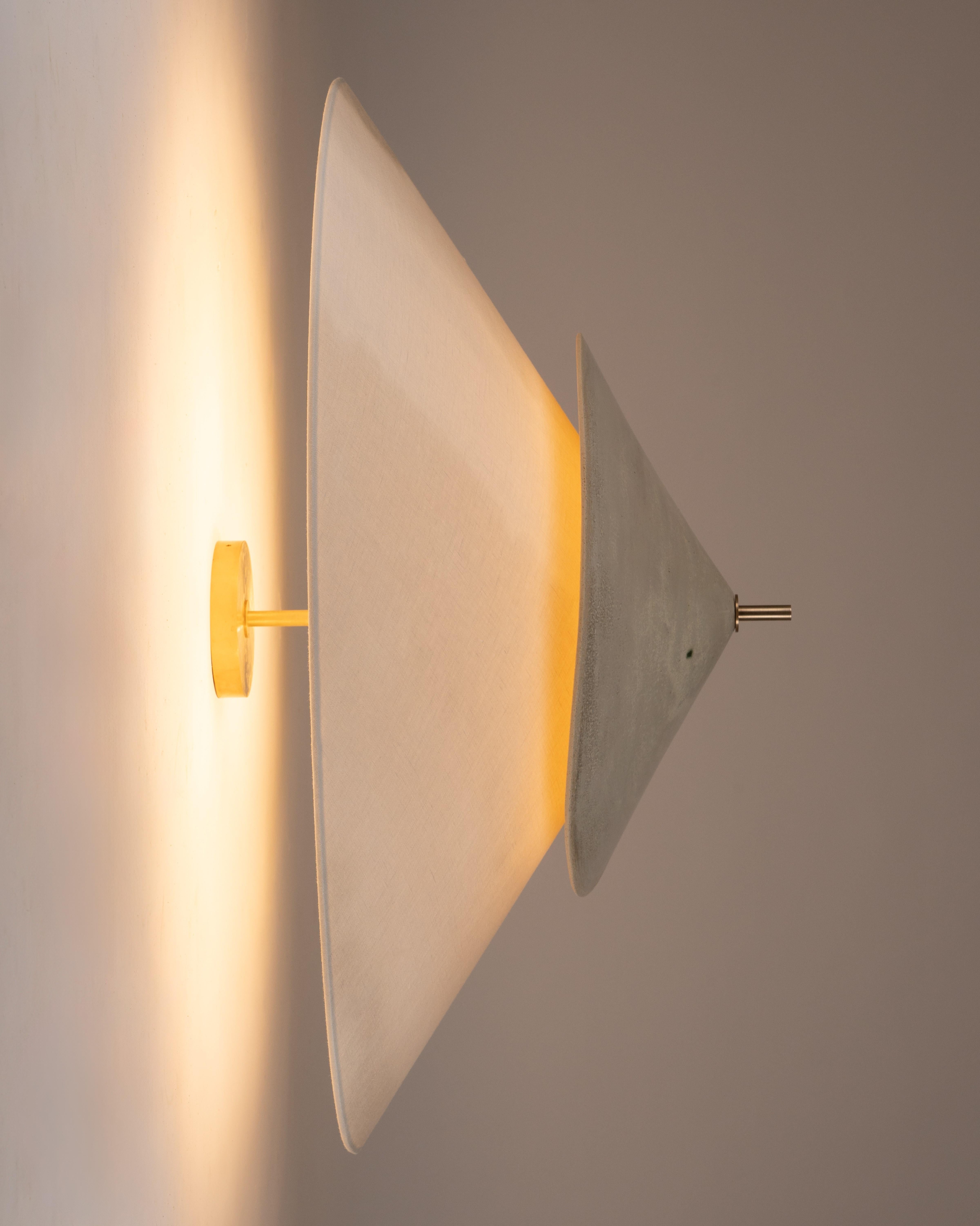 Lampada da parete contemporanea in feltro a due livelli con accenti d'ottone Soft Gradient di Elsa Foulon In condizioni Nuovo in vendita a Geneve, CH