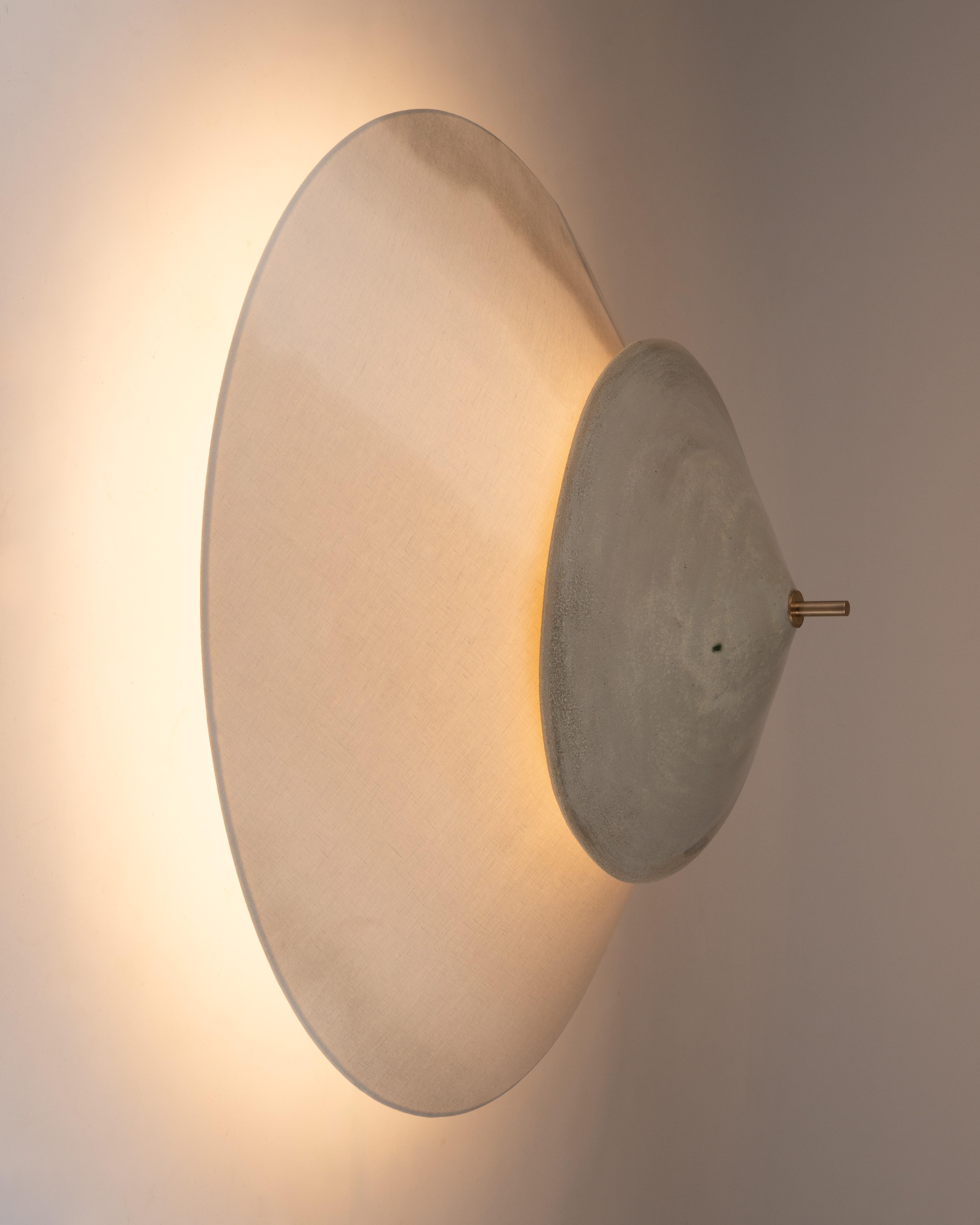 XXI secolo e contemporaneo Lampada da parete contemporanea in feltro a due livelli con accenti d'ottone Soft Gradient di Elsa Foulon in vendita