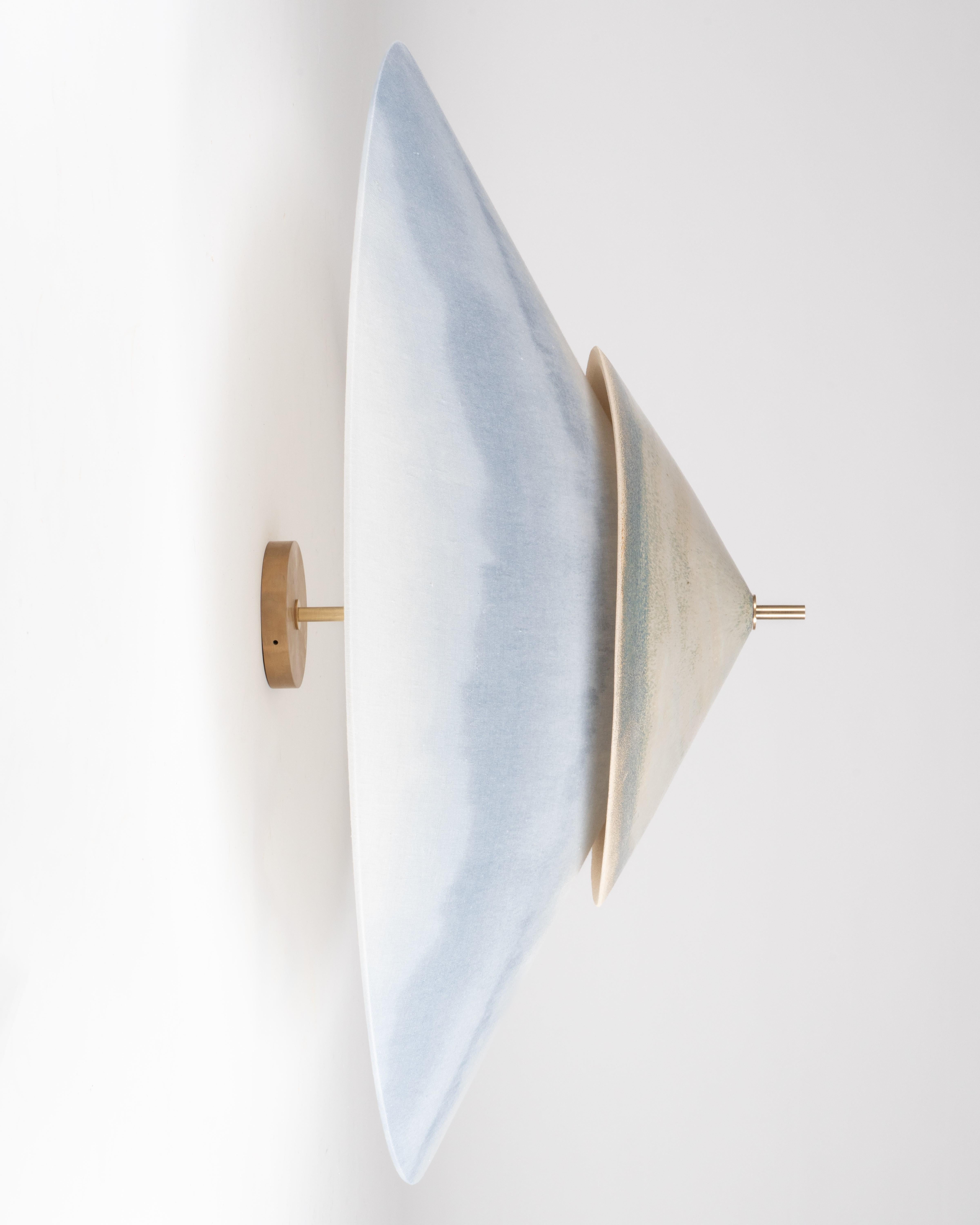 Lámpara de pared contemporánea de fieltro azul degradado con detalles de latón by Elsa Foulon Otro en venta