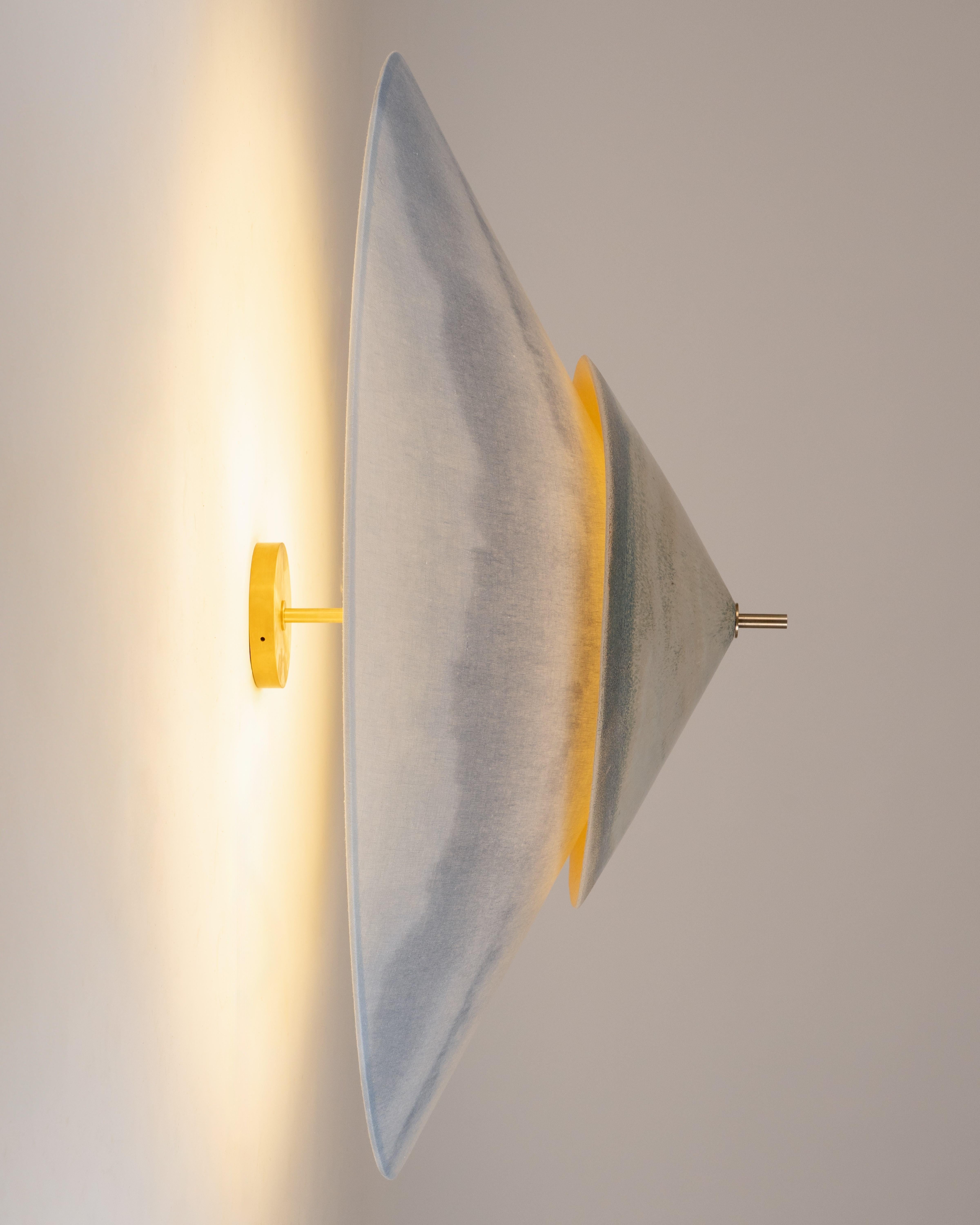 Lámpara de pared contemporánea de fieltro azul degradado con detalles de latón by Elsa Foulon en Nuevo estado para la venta en Geneve, CH