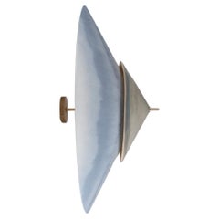 Lampada da parete contemporanea in feltro a due piani Brass Accents Gradient Blue di Elsa Foulon