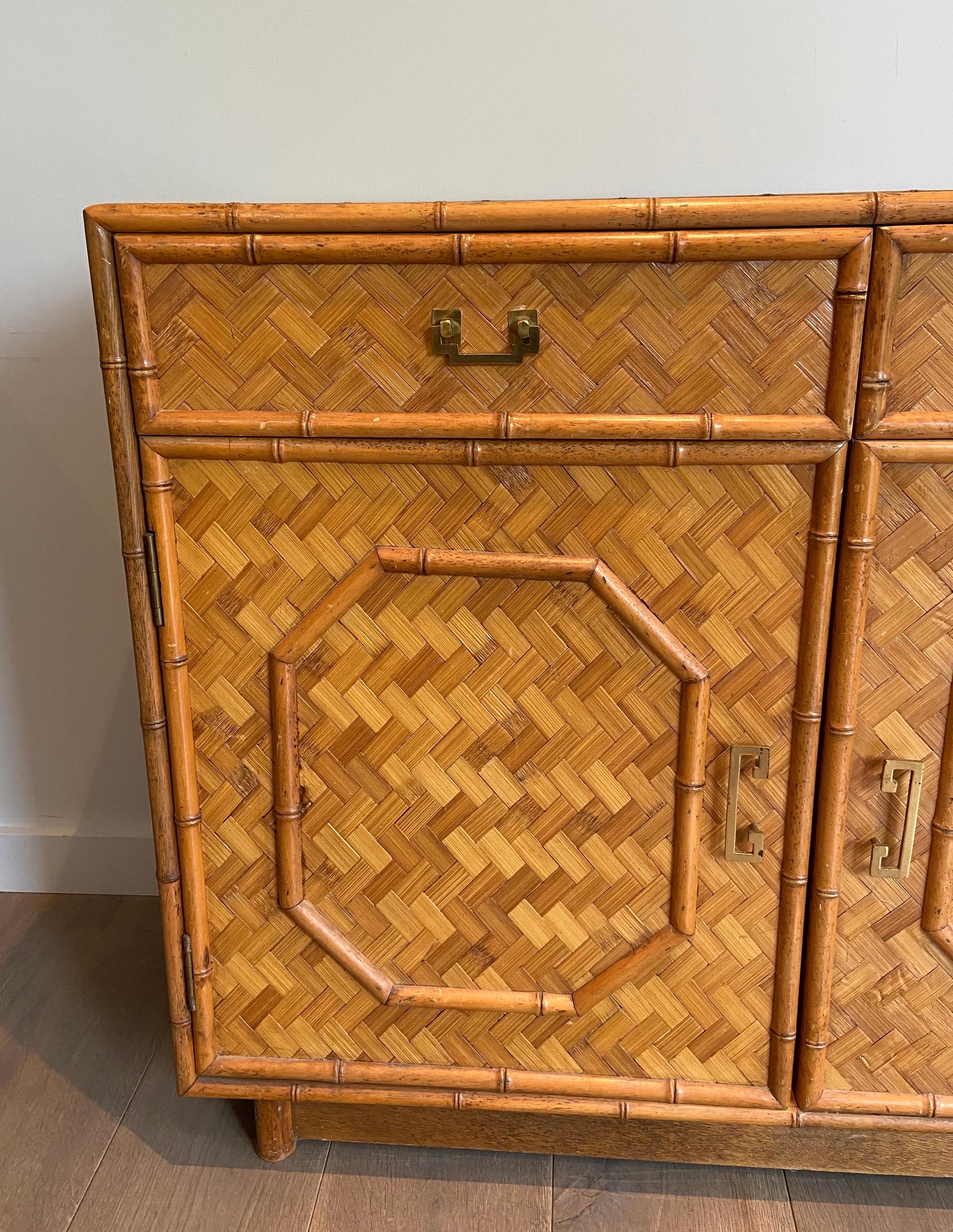 Straw and Bamboo Marquetry Chest of Drawers with Chinese Brass Handles, Italian In Good Condition In Marcq-en-Barœul, Hauts-de-France