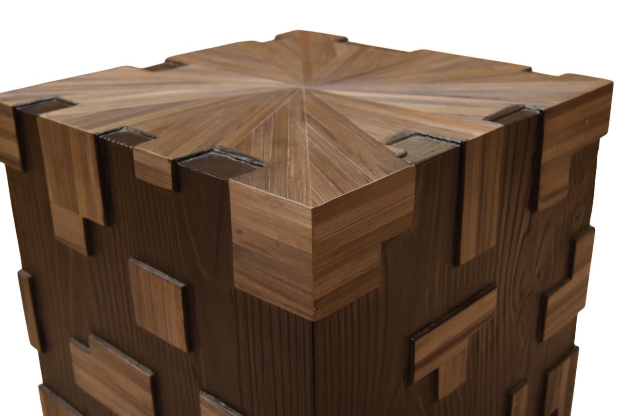 Mesa de sofá cuadrada o mesa auxiliar, base de pino quemado procedente de nuestro bosque del este de Francia, barnizada, tablero y laterales de marquetería de paja antracita, motivo geométrico sunburst.
tallados y cortados a mano.
Con su elegante