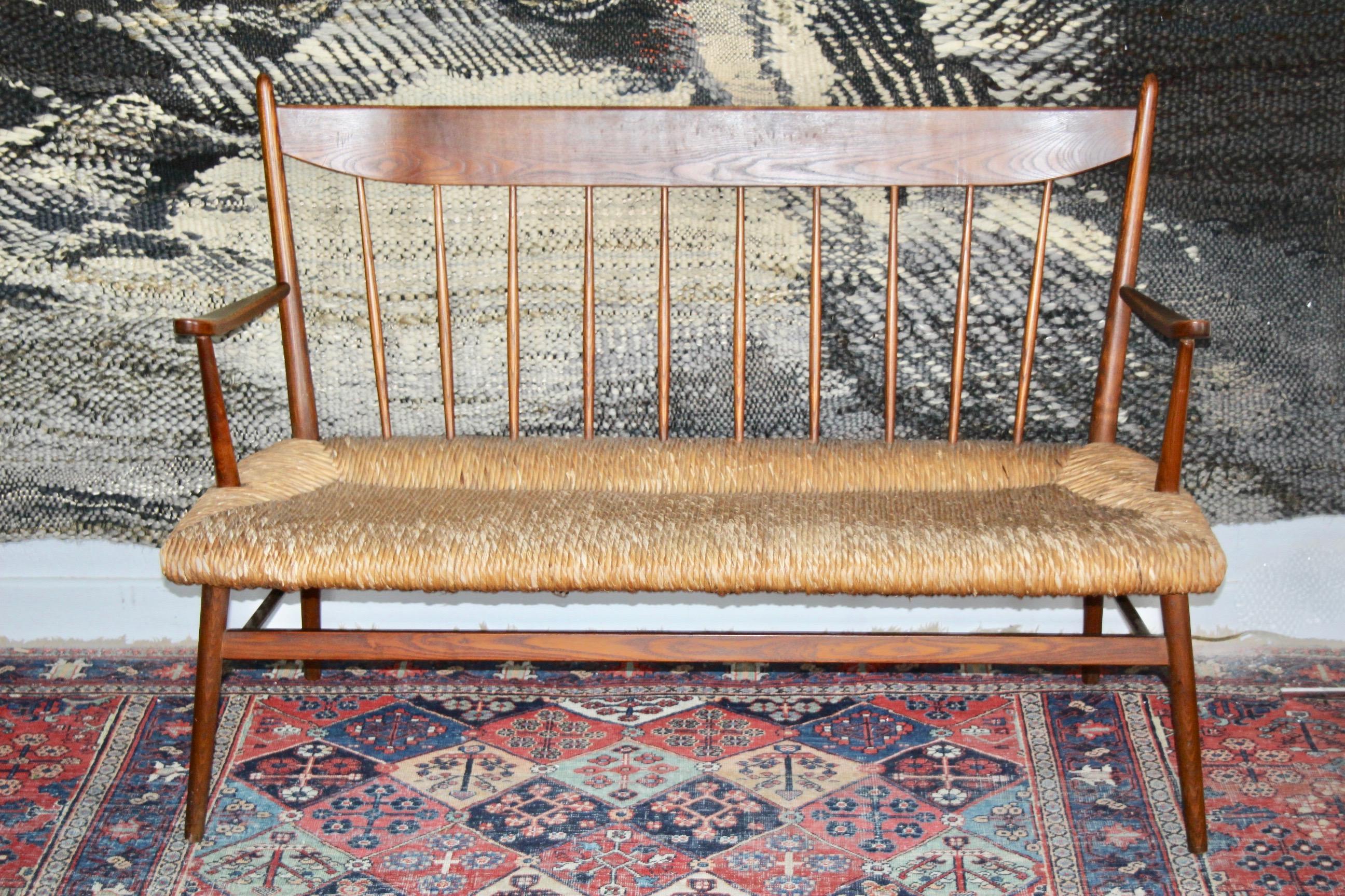 Sofa aus Stroh und Holz im skandinavischen Stil. Kann zwei, wenn nicht sogar drei Personen aufnehmen. Solides und gut ausgeführtes Strohgeflecht.