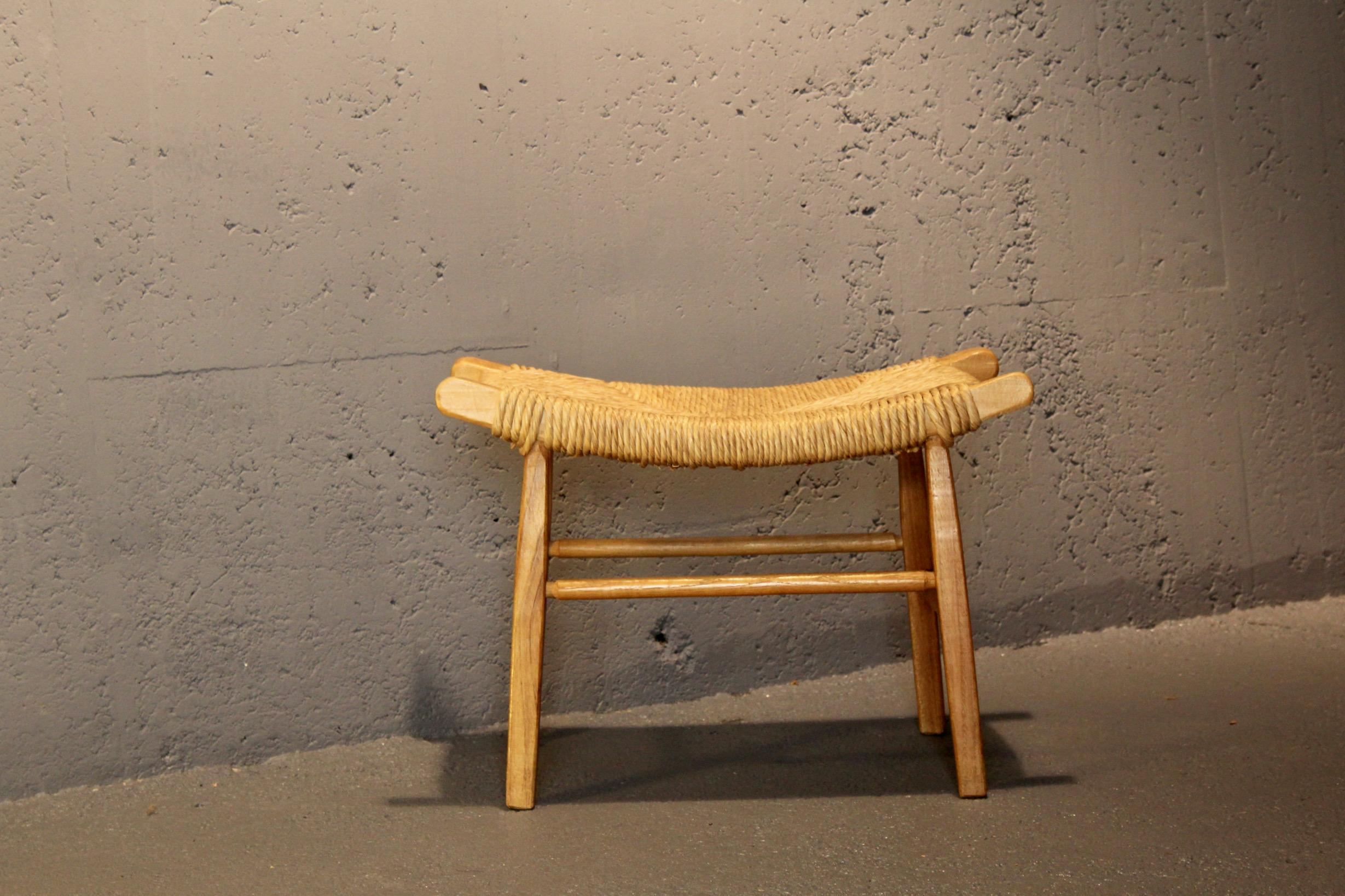Straw and wood French stool For Sale 4