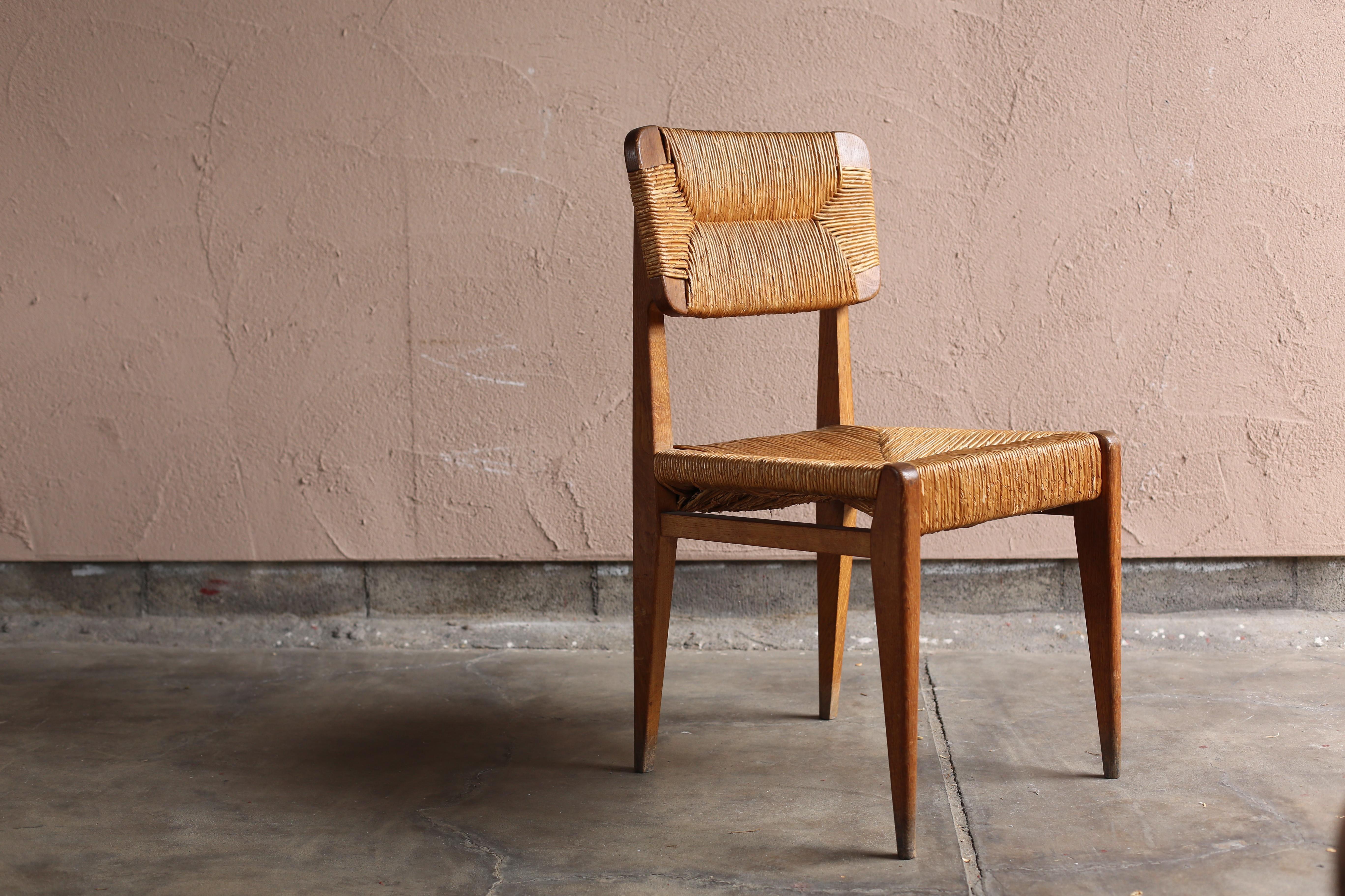 Vintage chair by Marcel Gascoin.
It has his signature backrest design.
The straw on the seat and back has a feeling of tearing due to aging, but it is not decisively cut. It can be used as is.