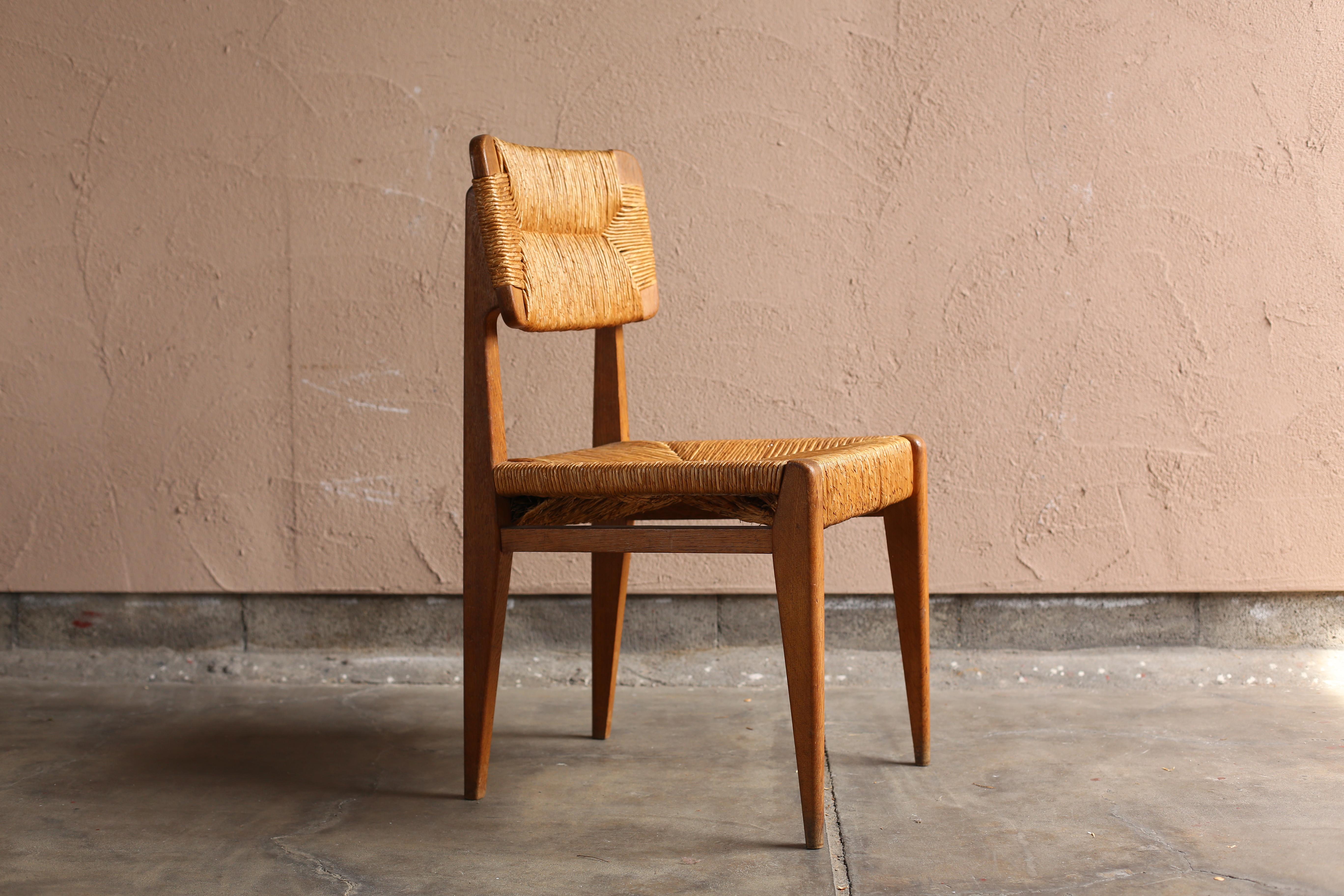 Vintage chair by Marcel Gascoin.
It has his signature backrest design.
The straw on the seat and back has a feeling of tearing due to aging, but it is not decisively cut. It can be used as is.