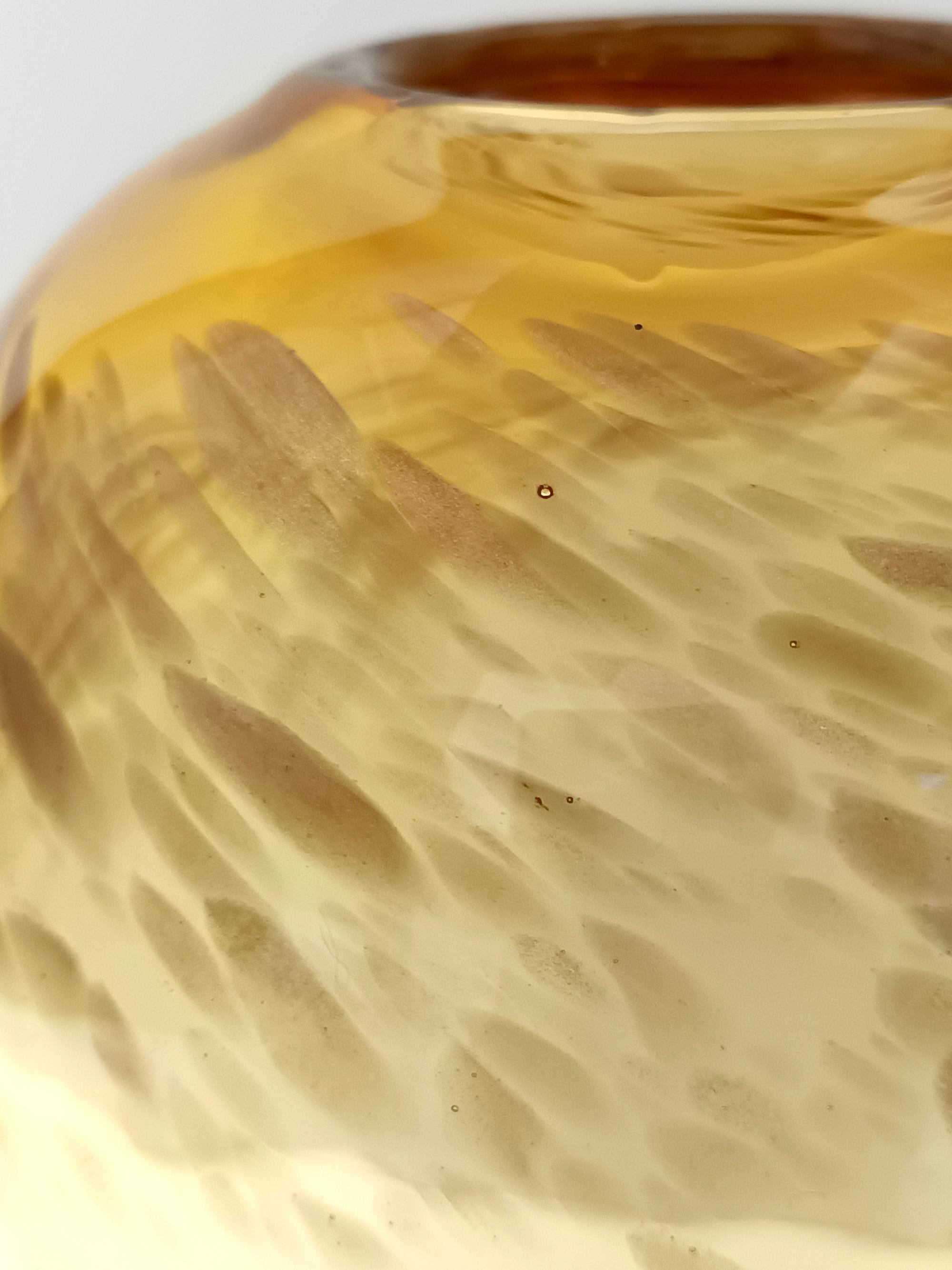 Vaso in vetro di Murano color paglia attr. a Fratelli Toso con avventurina in vendita 3