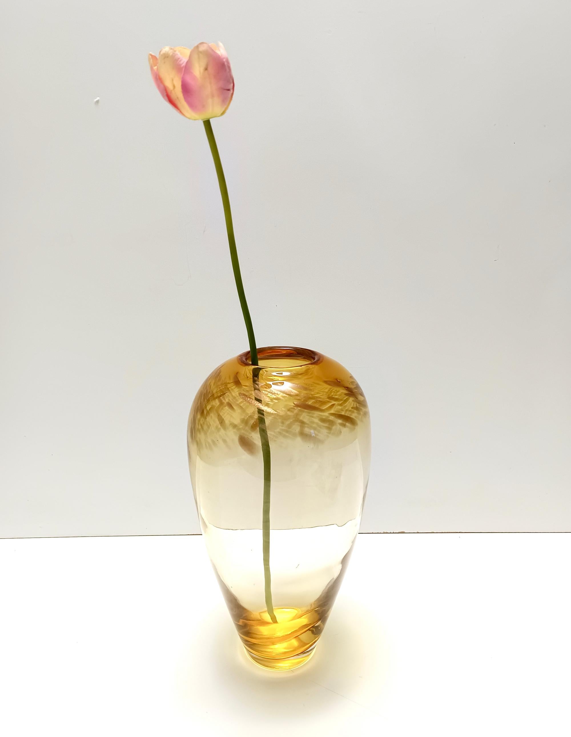 Made in Italy, anni '60. 
Si tratta di un vaso attribuito ai Fratelli Toso, realizzato in vetro di Murano soffiato a mano in policromia con colori autunnali e avventurina. 
Si tratta di un pezzo vintage, quindi potrebbe presentare lievi tracce d'uso