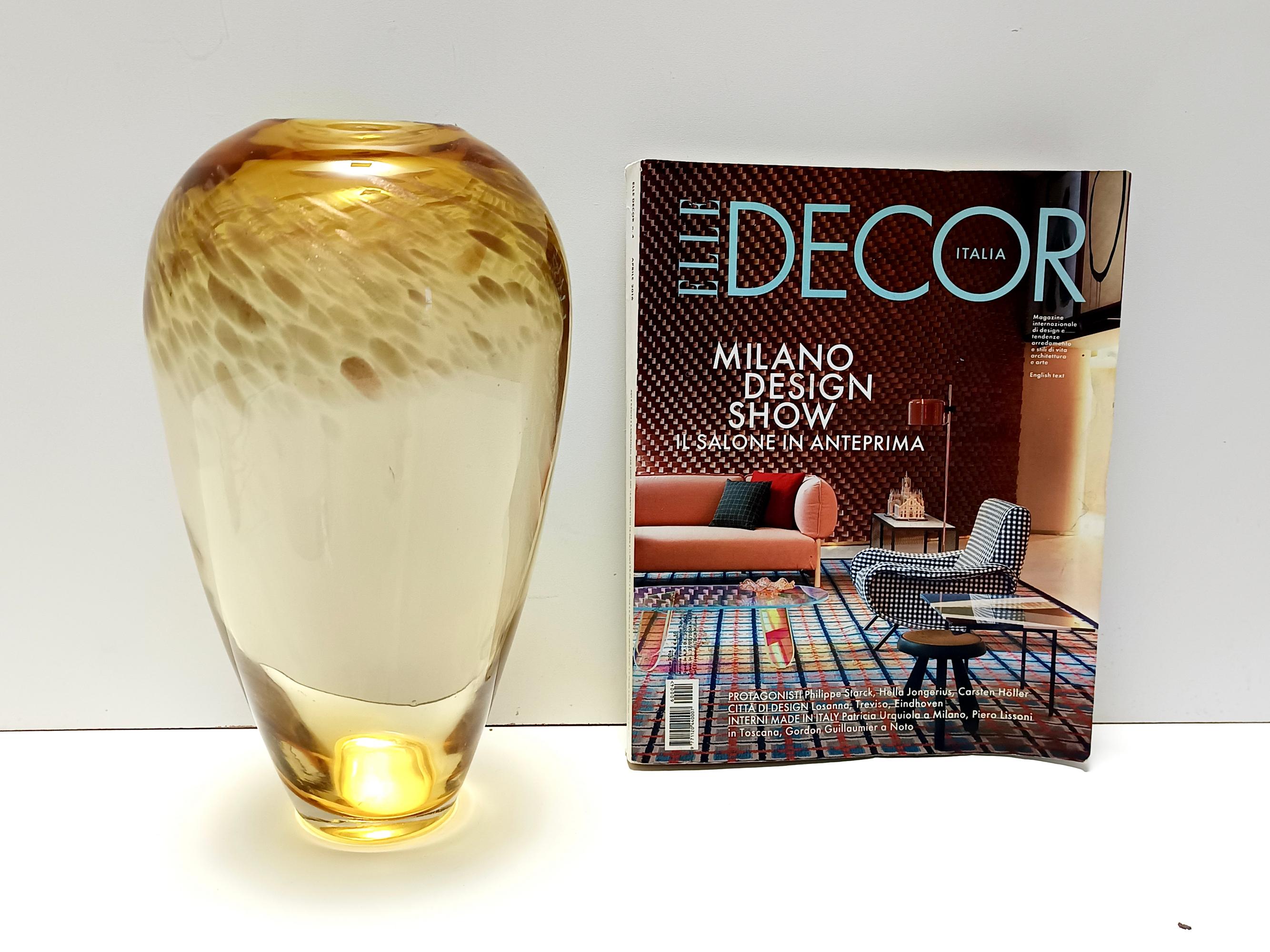 Mid-Century moderno Vaso in vetro di Murano color paglia attr. a Fratelli Toso con avventurina in vendita