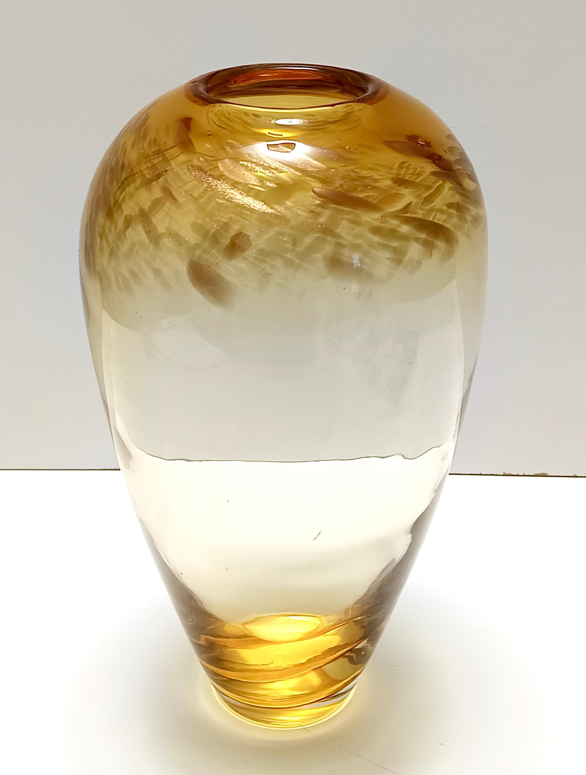 Italiano Vaso in vetro di Murano color paglia attr. a Fratelli Toso con avventurina in vendita