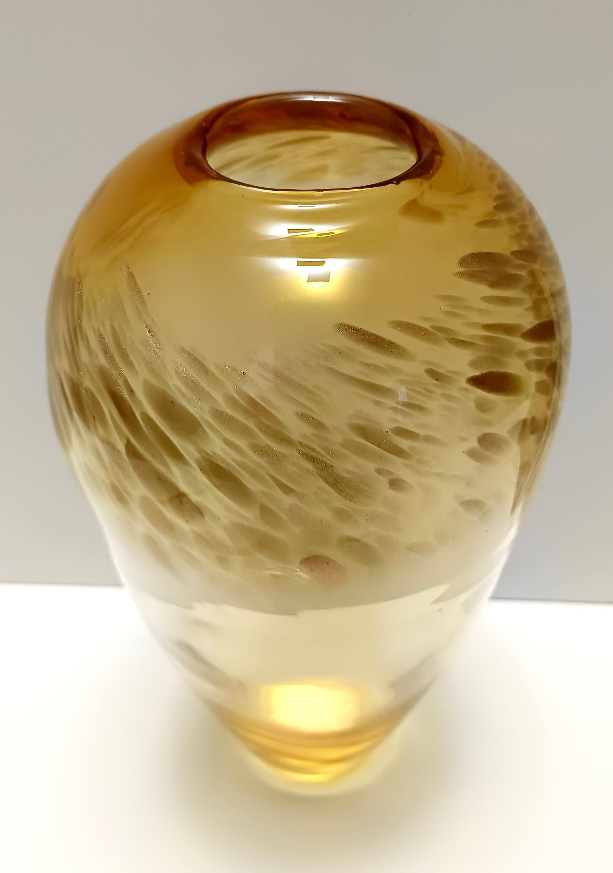 Vaso in vetro di Murano color paglia attr. a Fratelli Toso con avventurina In condizioni ottime in vendita a Bresso, Lombardy