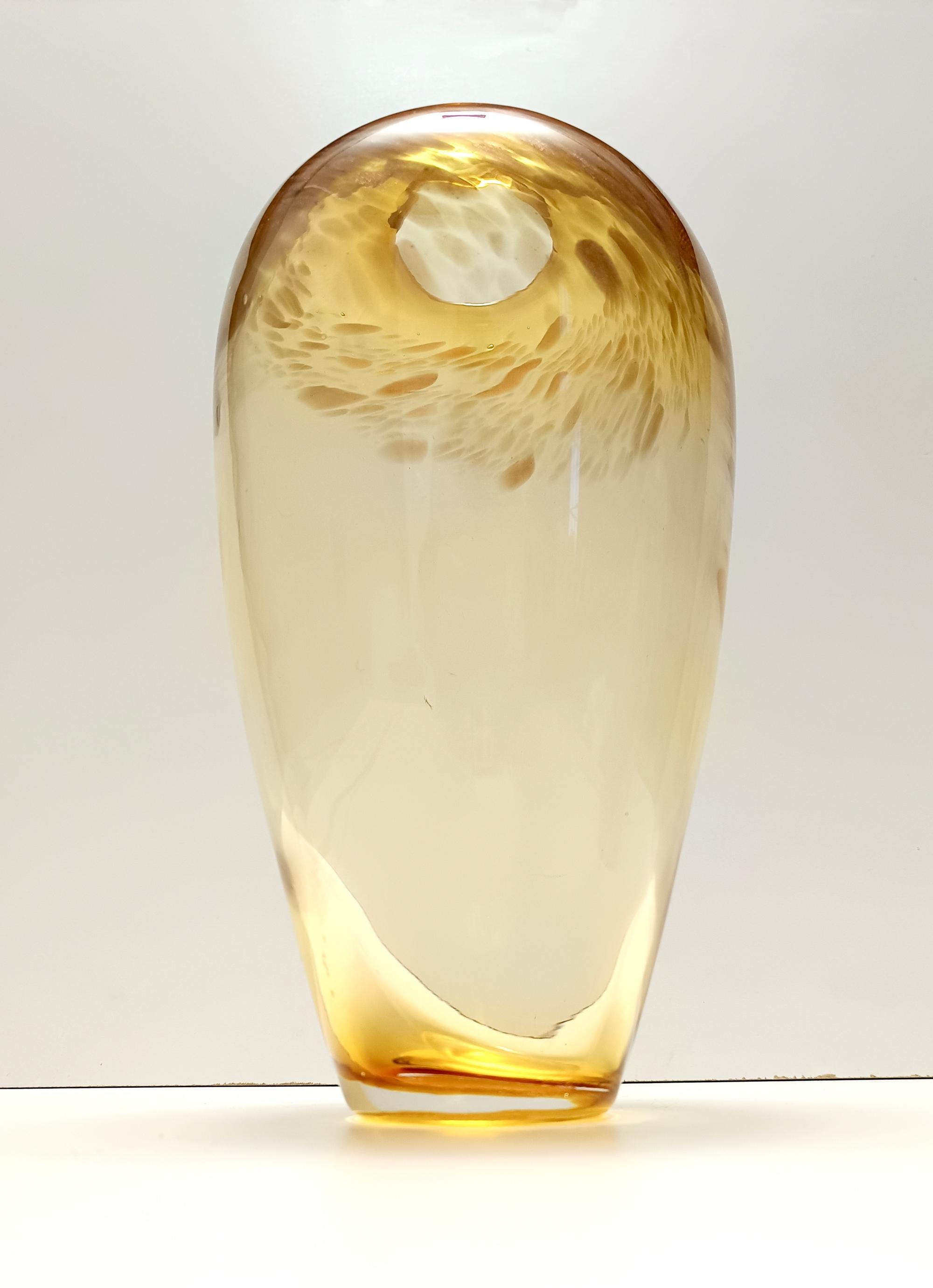 Metà XX secolo Vaso in vetro di Murano color paglia attr. a Fratelli Toso con avventurina in vendita