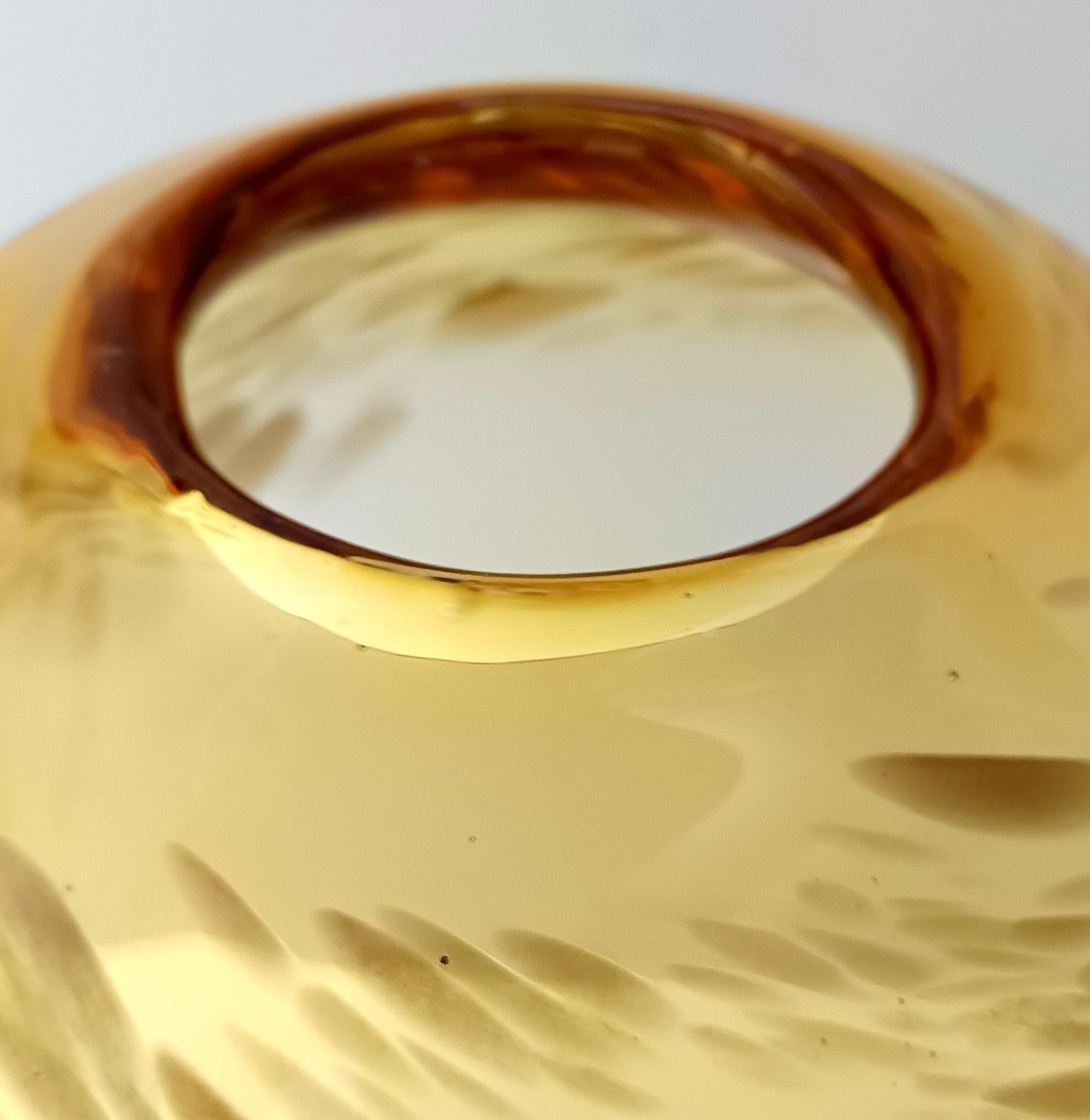 Vaso in vetro di Murano color paglia attr. a Fratelli Toso con avventurina in vendita 1