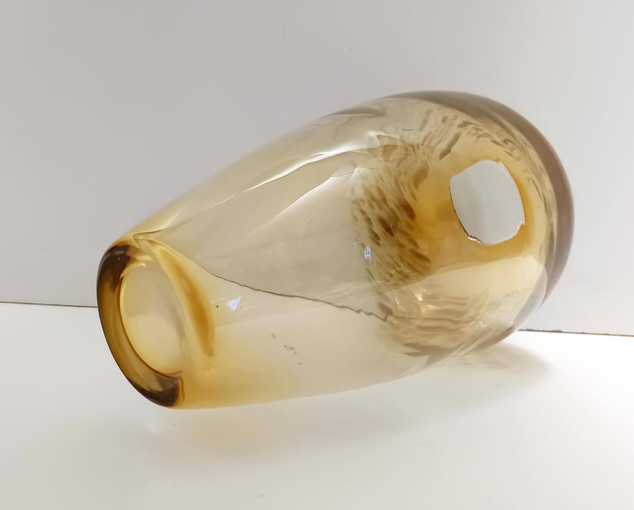 Vaso in vetro di Murano color paglia attr. a Fratelli Toso con avventurina in vendita 2