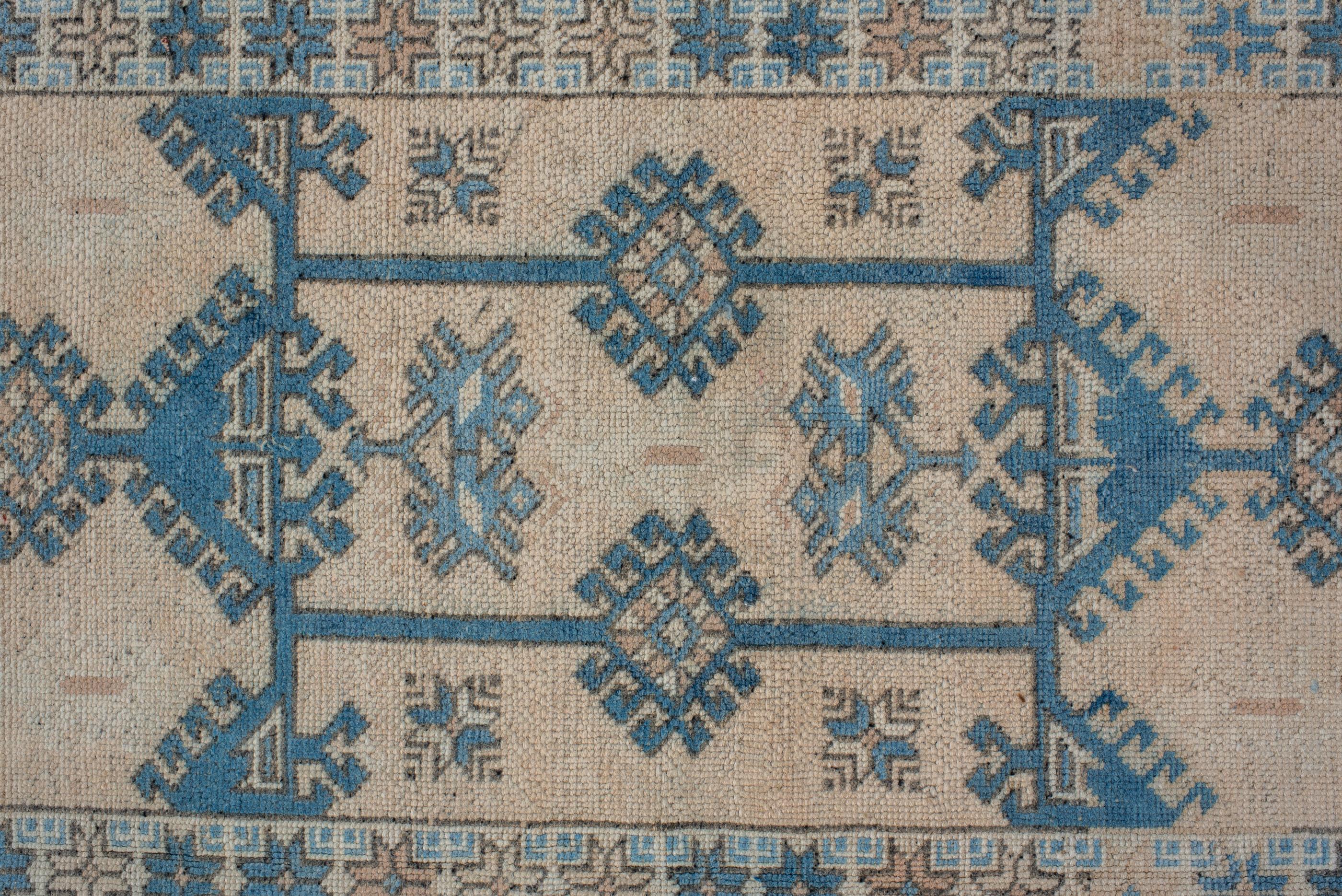 Straw Field and Blue Designed Vintage Turkish Oushak In Good Condition For Sale In New York, NY