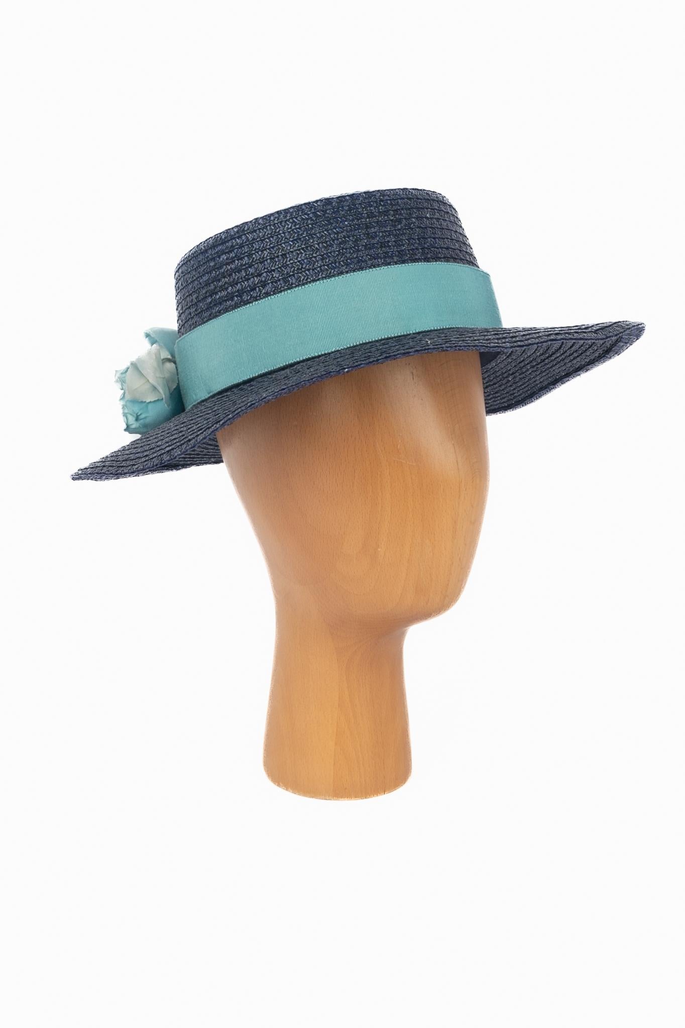 Nina Ricci - Cappello di paglia decorato con fiori.

Condizioni:
Ottime condizioni

Dimensioni:
Circonferenza: 53 cm

SKU:CHP28