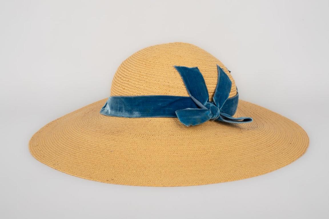Pretty straw hat ornamented with blue ribbons. Not signed piece from the 1940s-1950s.

Additional information:
Condition: Very good condition
Dimensions: Circumference: 52 cm
Period: 20th Century

Seller Reference: CHP107
