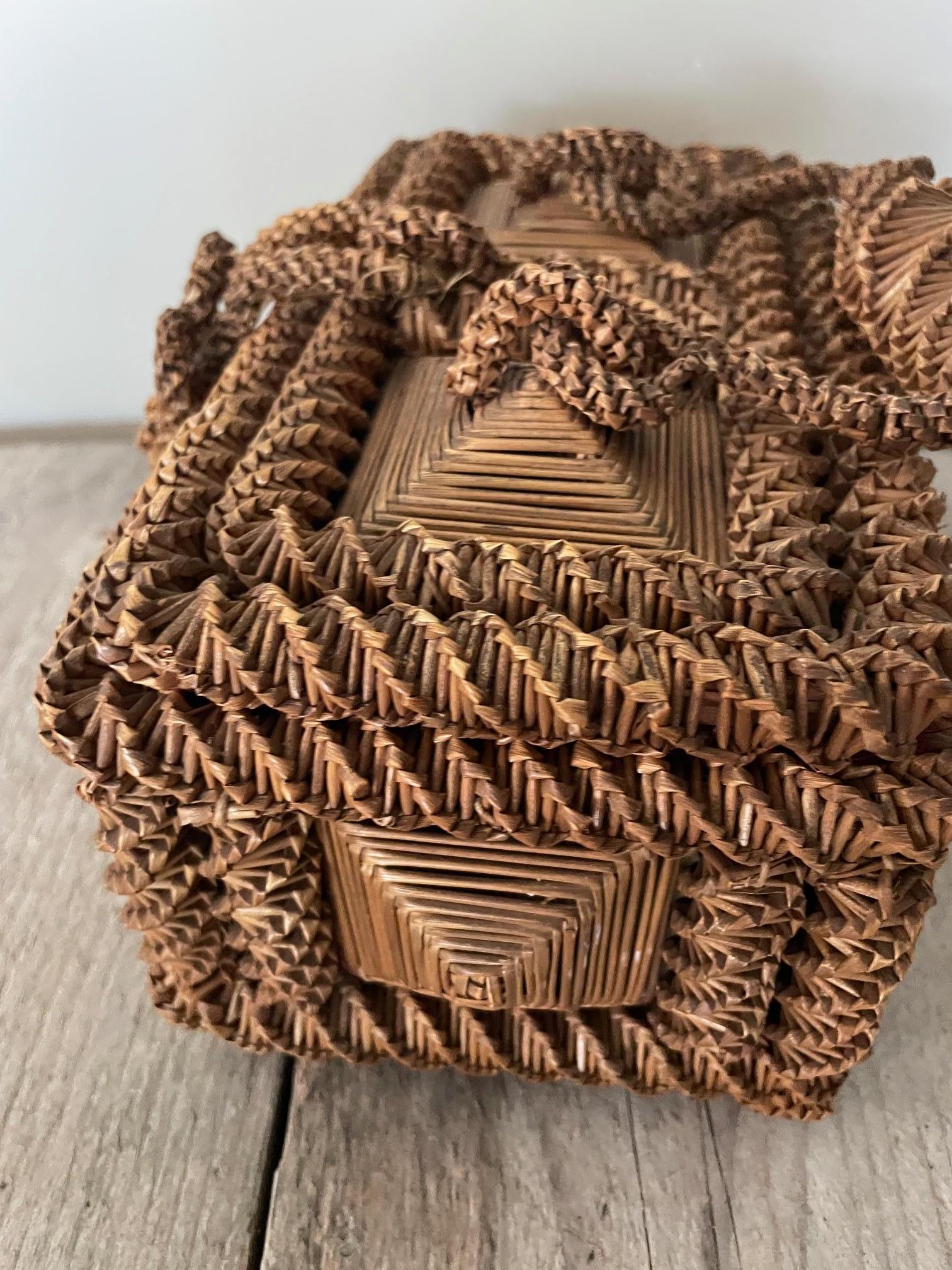 Diese Schachtel mit Stroheinlage ist prächtig, mit gedrehten Details am Griff und an den Rändern.
Ich glaube, er wurde ursprünglich zur Aufbewahrung von Schmuck verwendet.