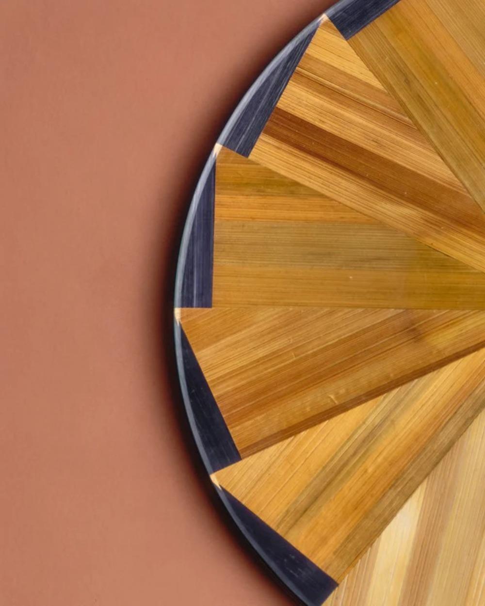 Käseplatte aus Stroh mit Intarsien, hergestellt in den 1970er Jahren. Handgefertigt mit einem strahlenden geometrischen Muster, das sich in goldenen und braunen Strohschattierungen abwechselt. Mit abnehmbarer runder Glasplatte, zentralem Sockel aus