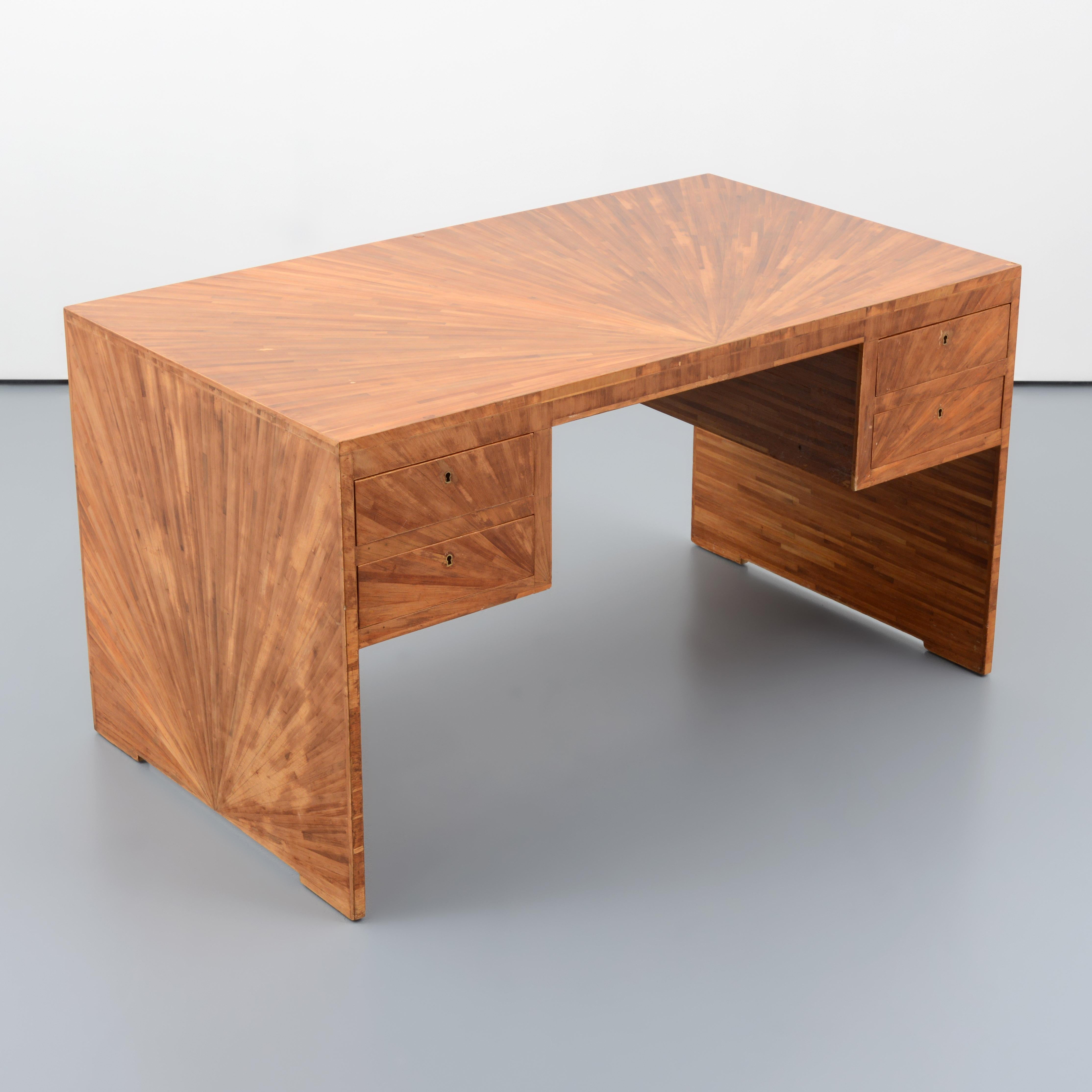 Artista/Designer; Produttore: Jean-Michel Frank, modo in cui è stato realizzato.
Marcatura(e); note: nessuna marcatura(e) evidente(i)
Paese d'origine; materiali: legno, intarsio di paglia, ottone
Dimensioni (H, L, P): 30.5 
