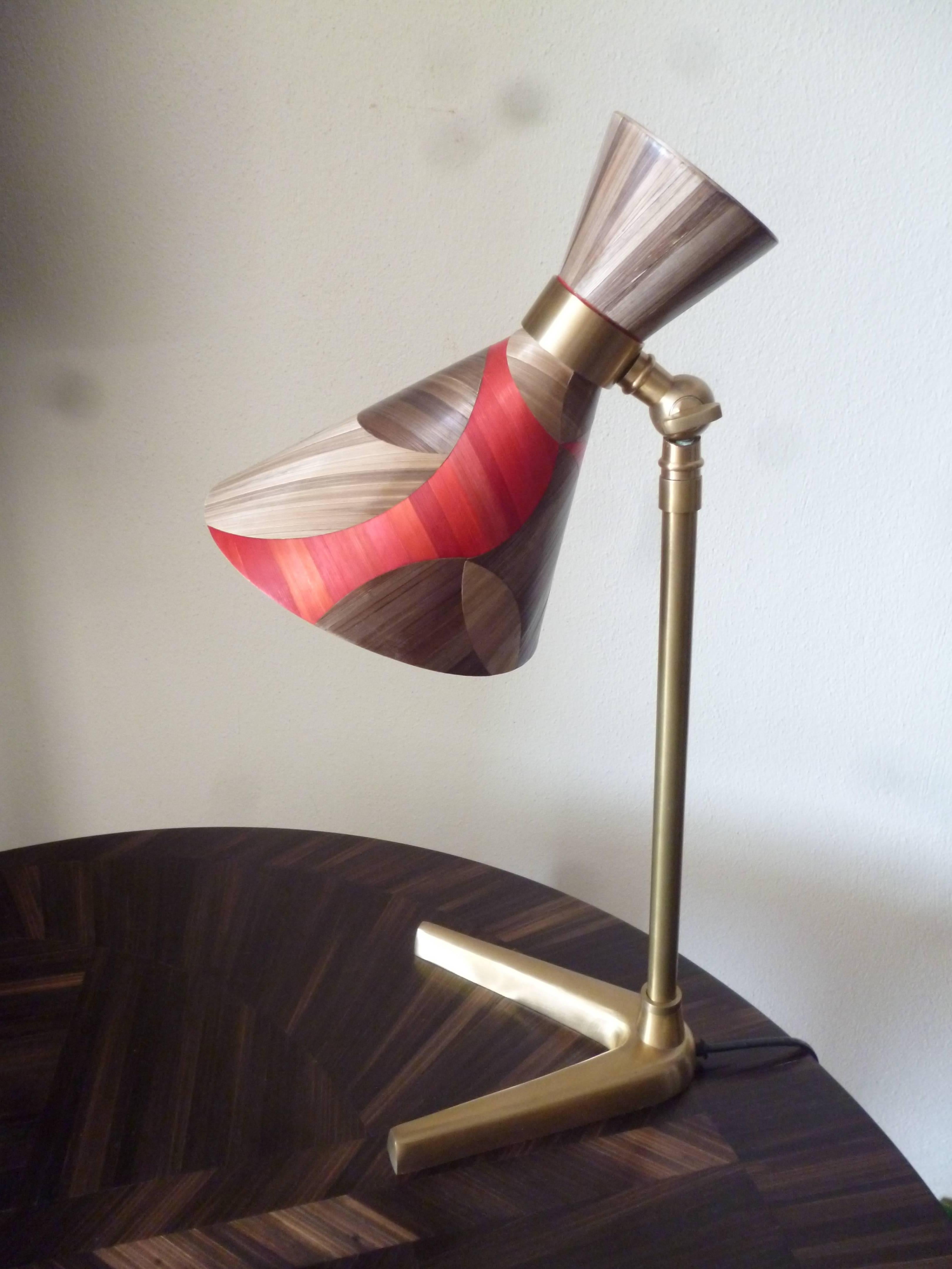 Magnifique lampe de table entièrement réalisée à la main par l'artiste, base en laiton, habillée d'une marqueterie de paille dorée avec quelques inserts colorés lumineux, paire disponible. Prix d'un seul.