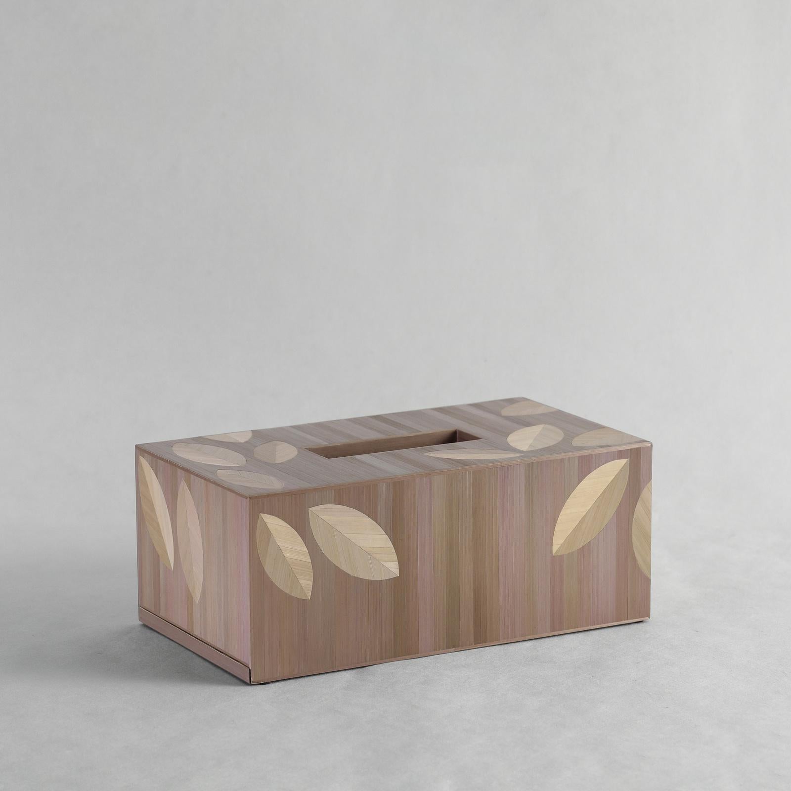 A tissue box of quiet beauty. Leaves falling in soft autumnal tones, every piece of straw marquetry applied by hand in our workshop with the most highly skilled artisans.