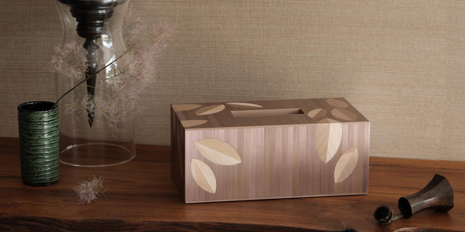 Papiertaschentuchbox aus Stroh mit Einlegearbeit und brünierter Metallfarbe von Alexander Lamont (Holzarbeit) im Angebot