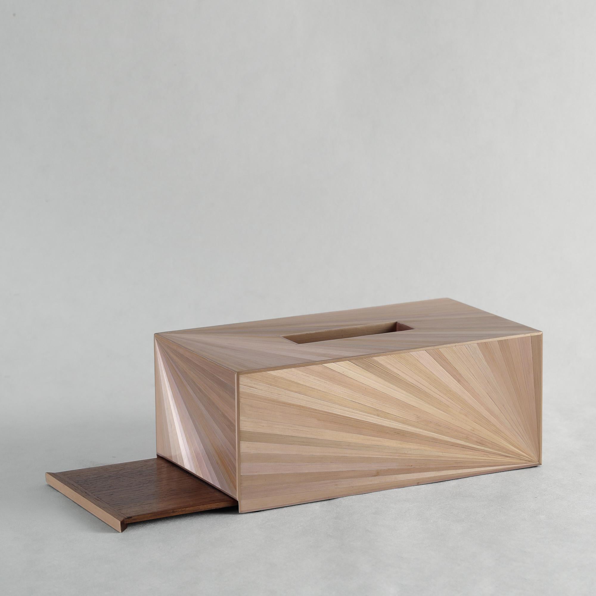 Soleil-Tissue-Box aus Stroh mit Intarsienarbeit in brünierter Metallfarbe von Alexander Lamont (Art déco) im Angebot