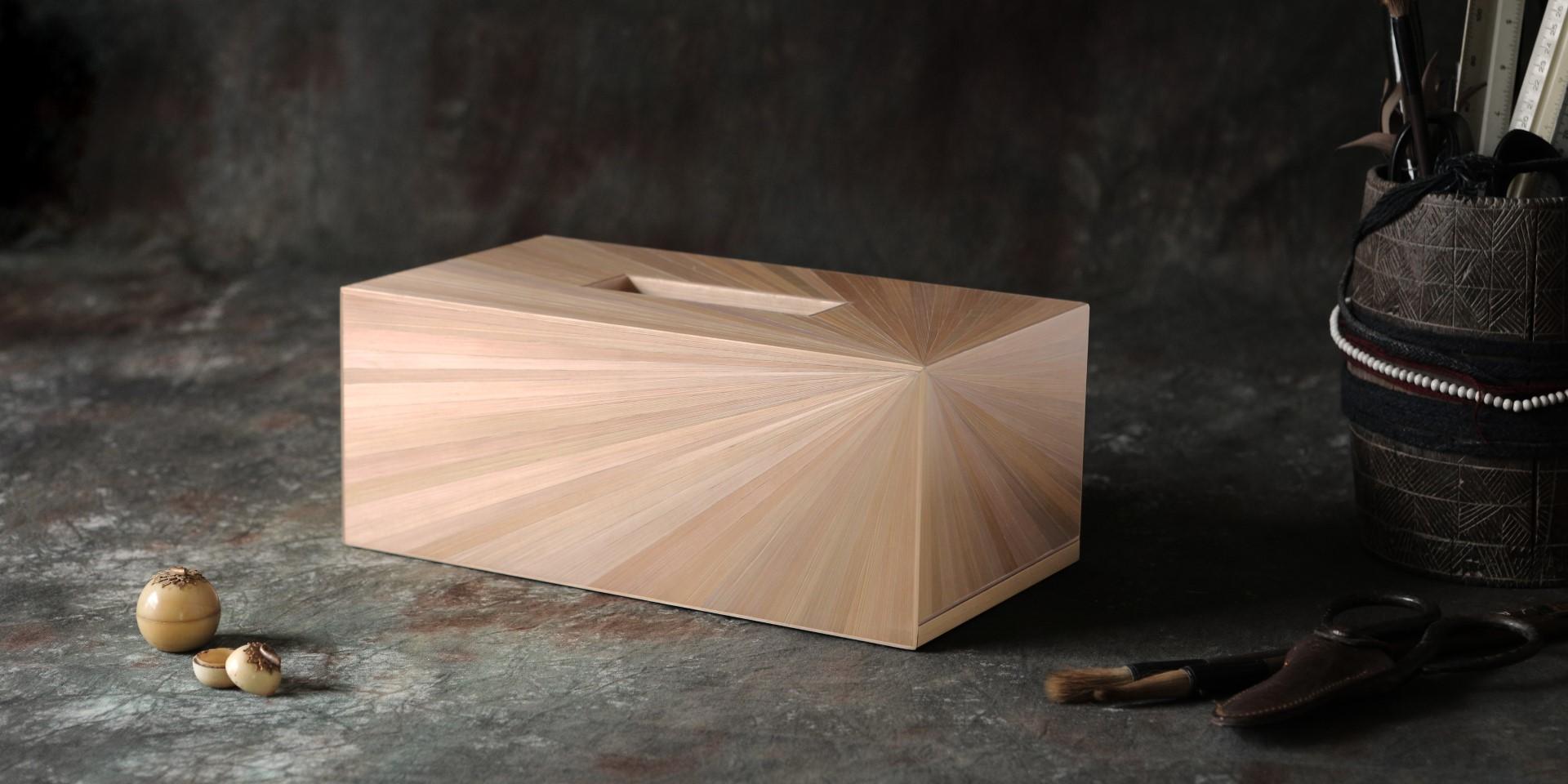 Soleil-Tissue-Box aus Stroh mit Intarsienarbeit in brünierter Metallfarbe von Alexander Lamont (Holzarbeit) im Angebot