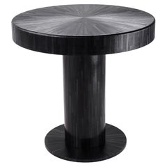 Table centrale de 80 cm de haut en marqueterie de paille noire, fabriquée à la main, en stock