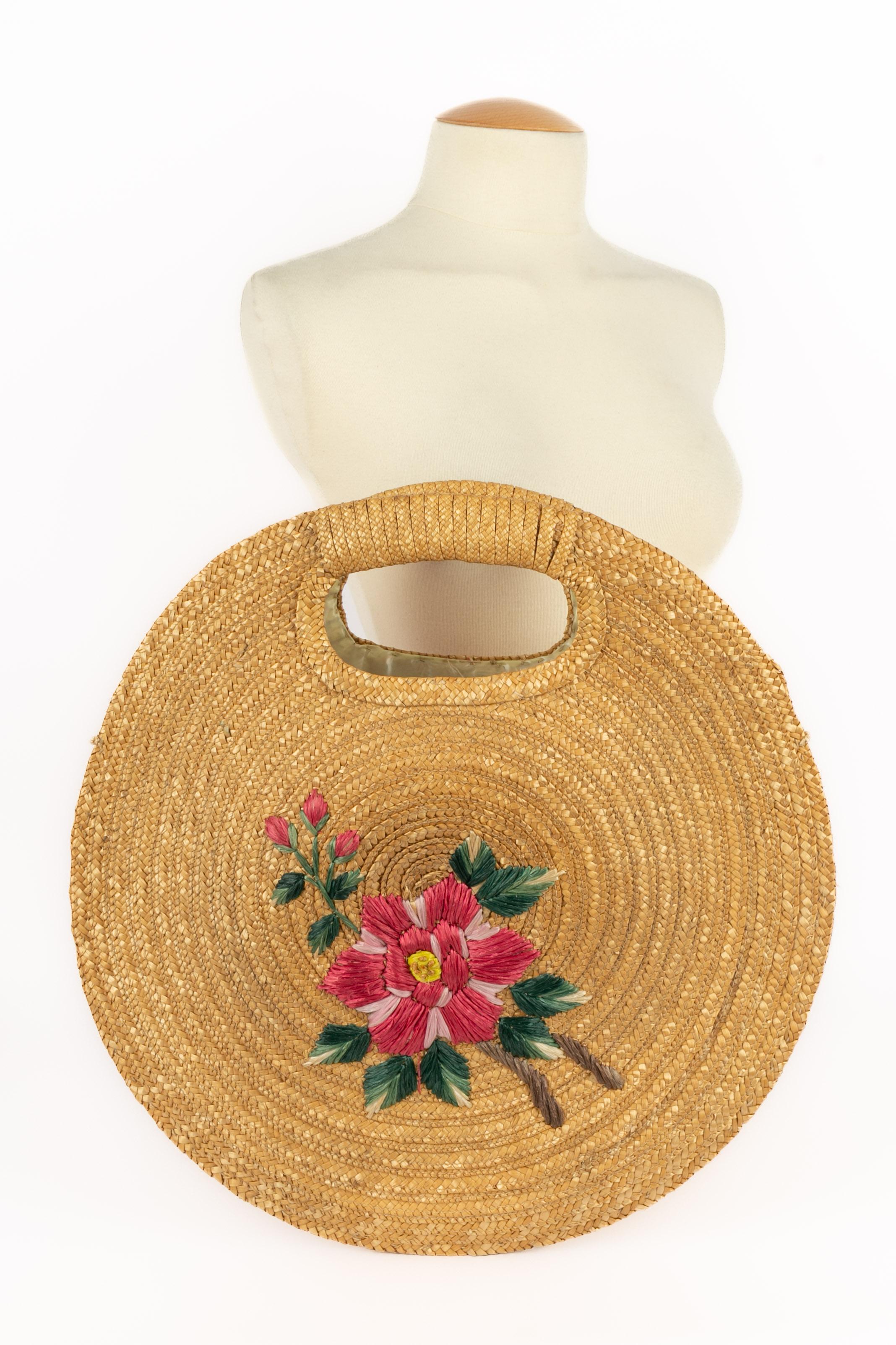 UNKNOWN - Vintage circular straw bag from the 1960s-1970s.

Condition:
Very good condition

Dimensions:
Diameter: 43 cm

SKU:S111