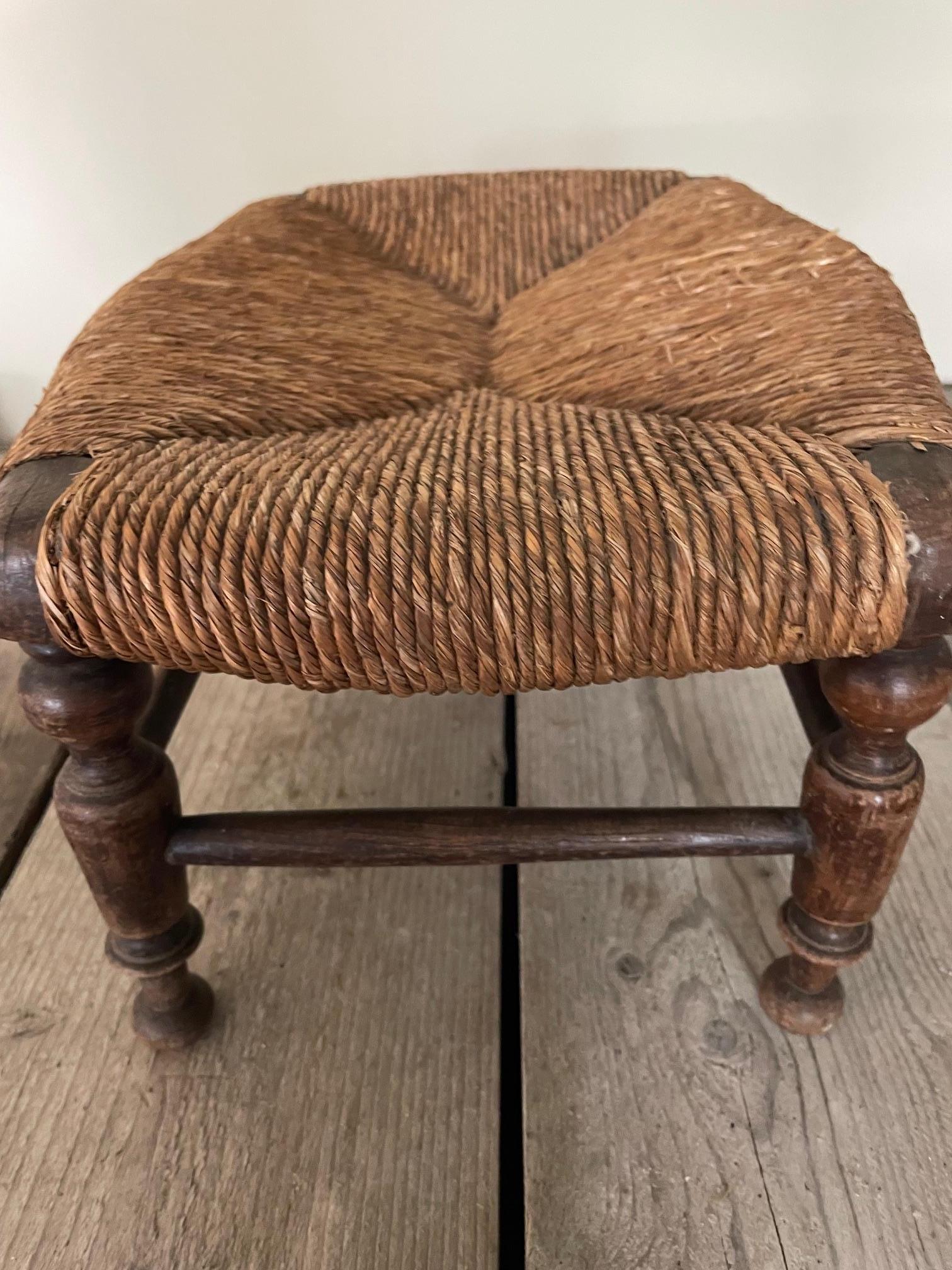 Tabouret de paille ou repose-pieds en vente 1