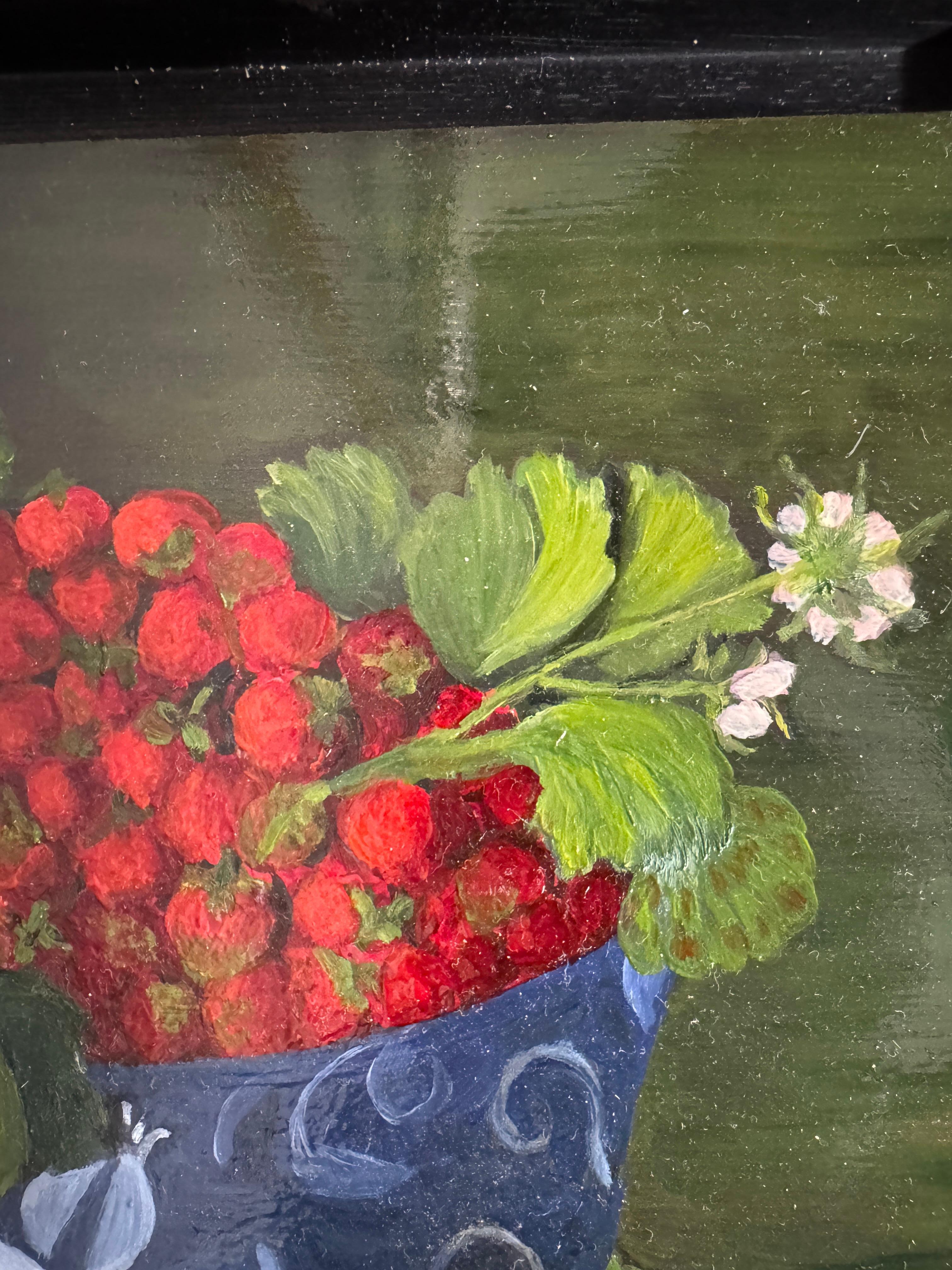 „Erdbeeren in blauer Schale“ von Annamaria Succi Edelstein (1935-2024) (Handbemalt) im Angebot