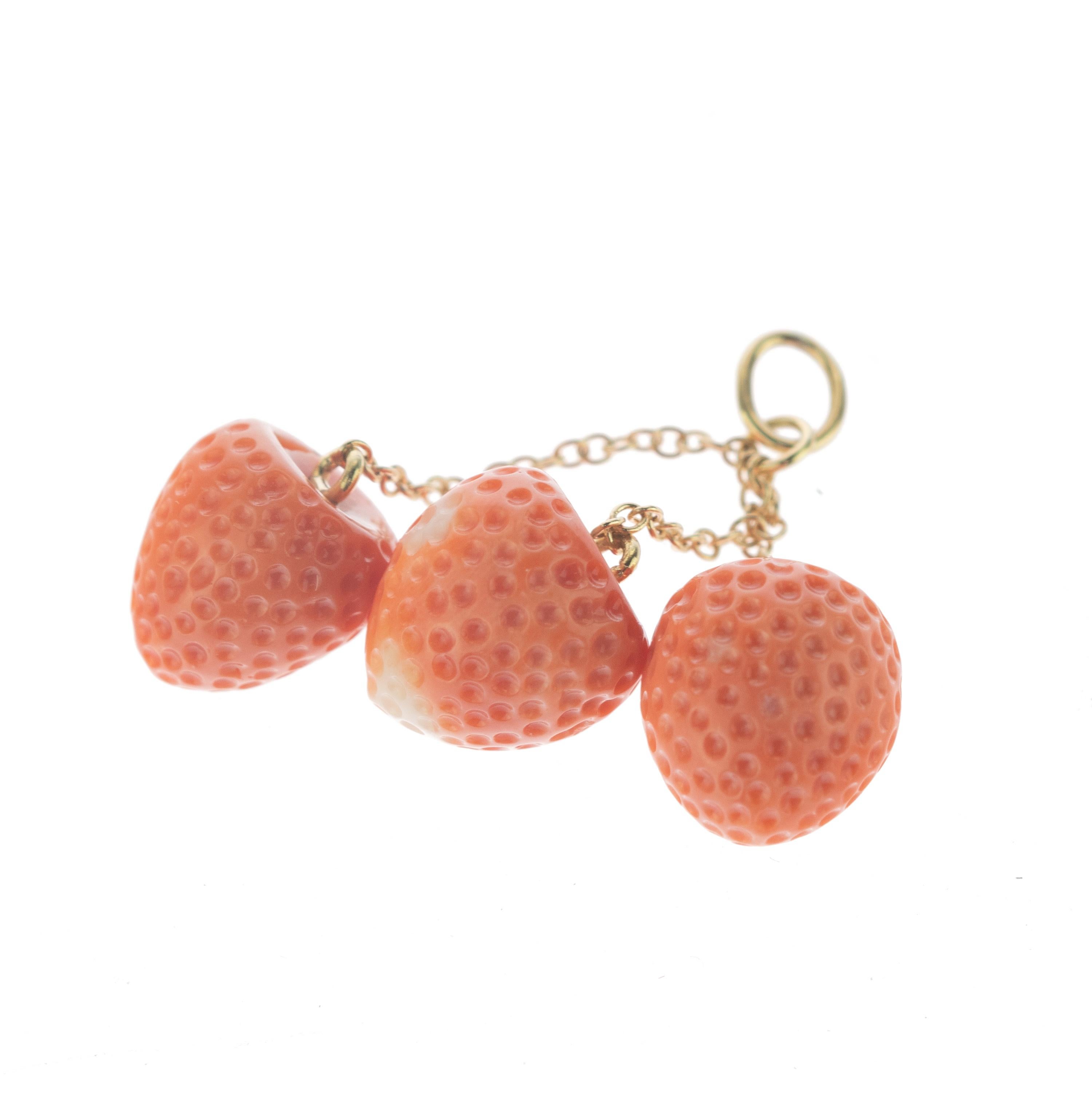 Strawberry Carved Coral 18 Karat Gold Handmade Italy Pendant Summer Necklace In New Condition For Sale In Milano, IT