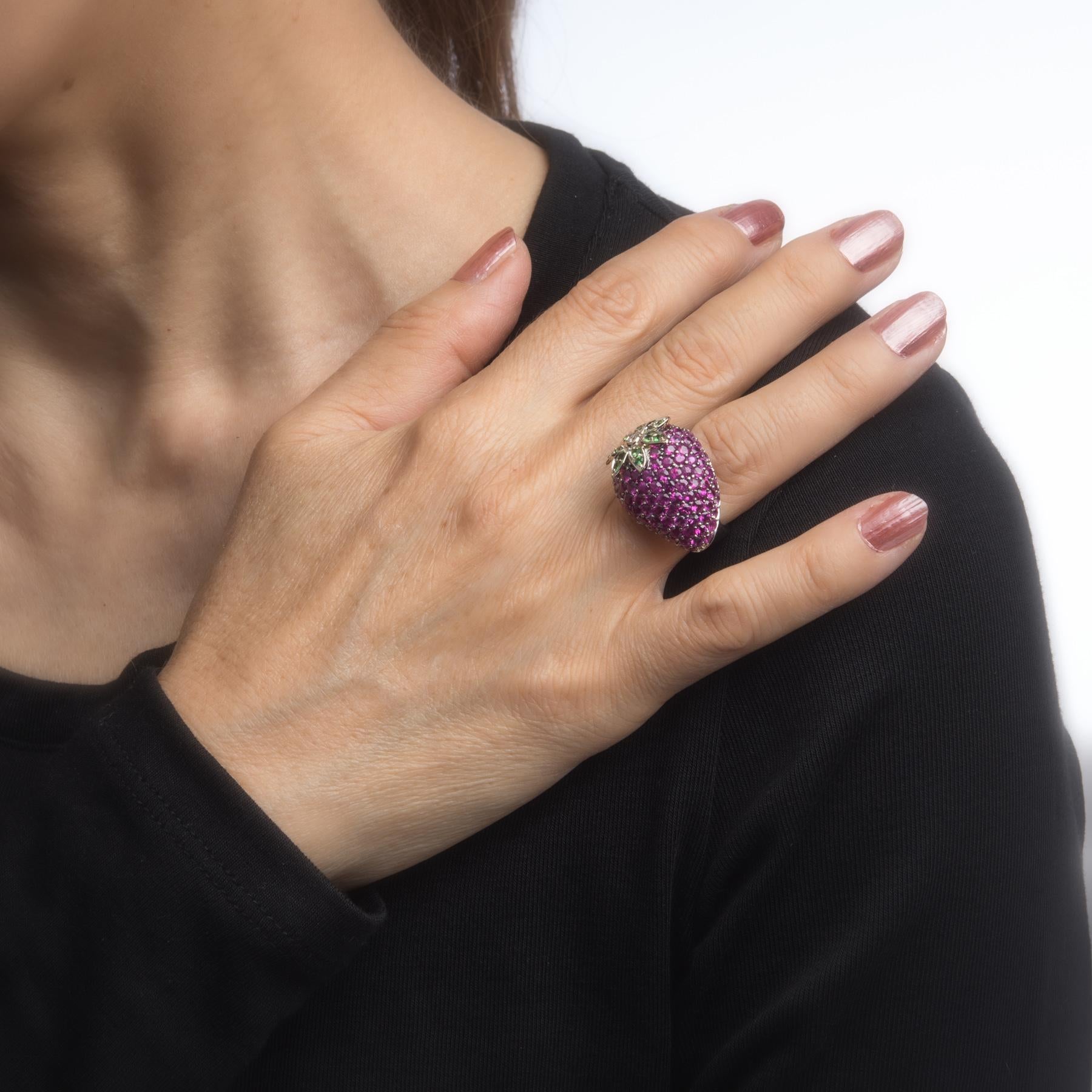 Strawberry Cocktail Ring Estate Ruby Tsavorite Garnet Diamond Fruit Jewelry In Excellent Condition In Torrance, CA