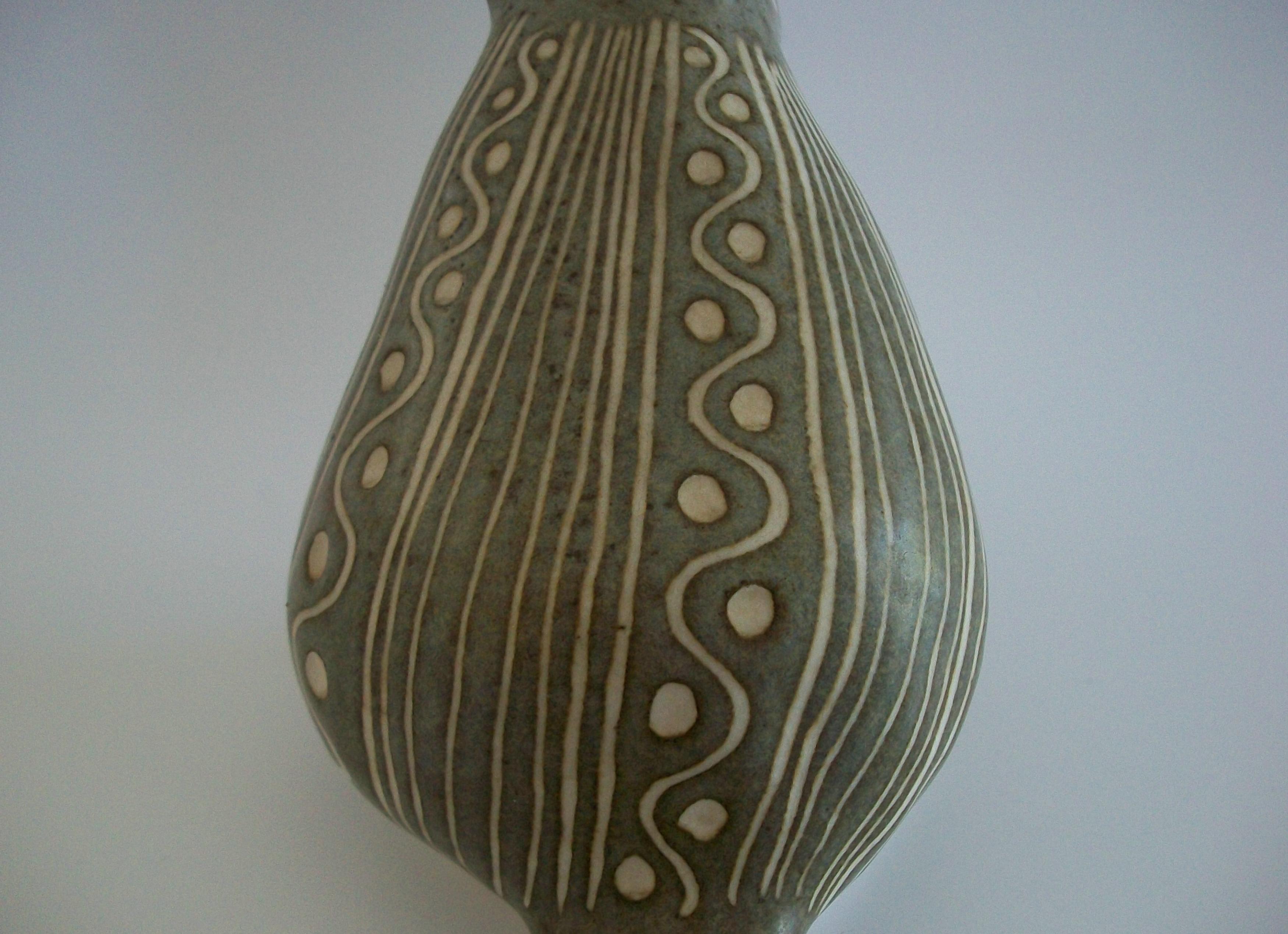 STRAWBERRY HILL - Studio Pottery Sgraffito Beaver Figure - Canada - Circa 1970's In Good Condition For Sale In Chatham, ON