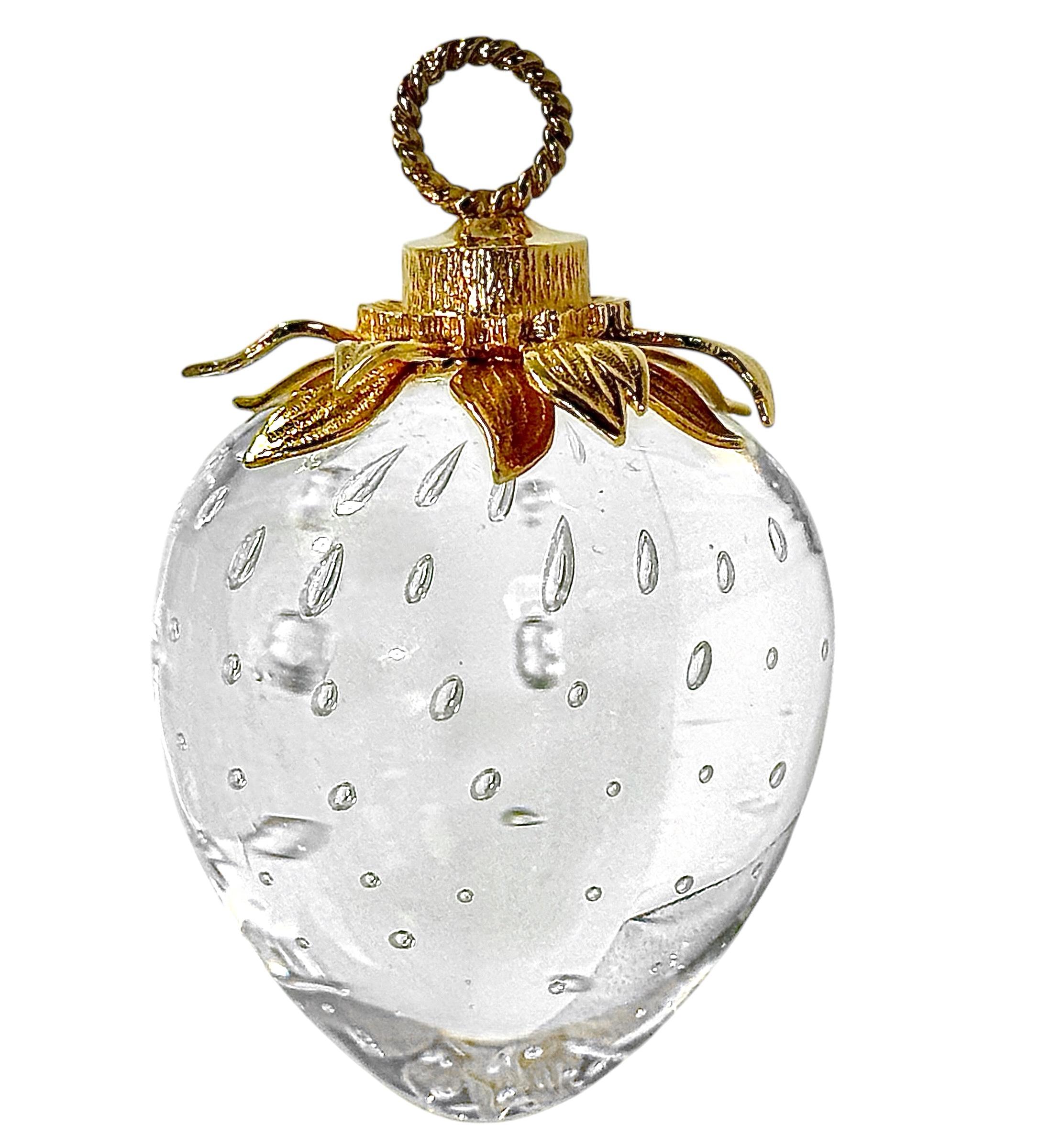 This large and imaginative 18k yellow gold and glass strawberry pendant was crafted by revered American glass artisan Steuben Glass. A life size body of transparent glass with nine rows of precisely placed distended air bubbles is crowned by a