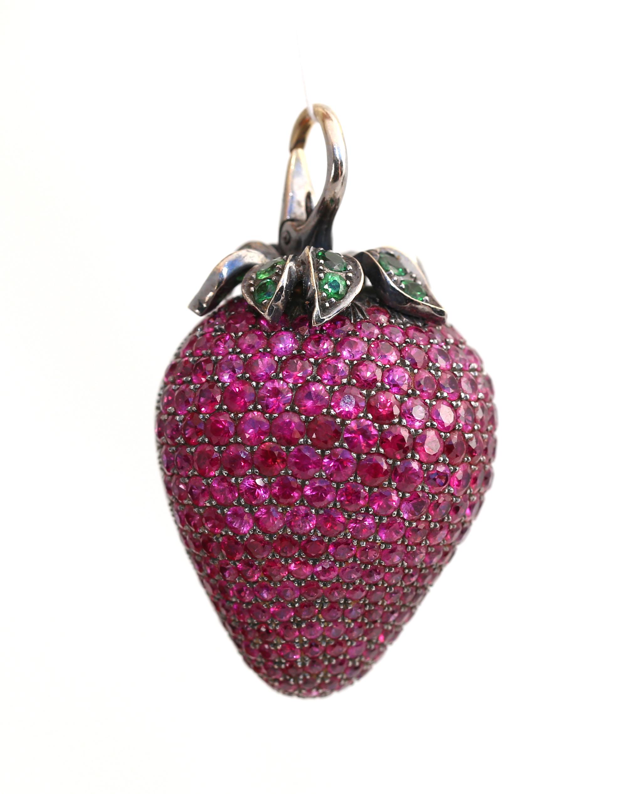 Strawberry Pendant Rubies Emerald Leon Popov 18k Gold Whimsical, 1990 In Good Condition In Herzelia, Tel Aviv