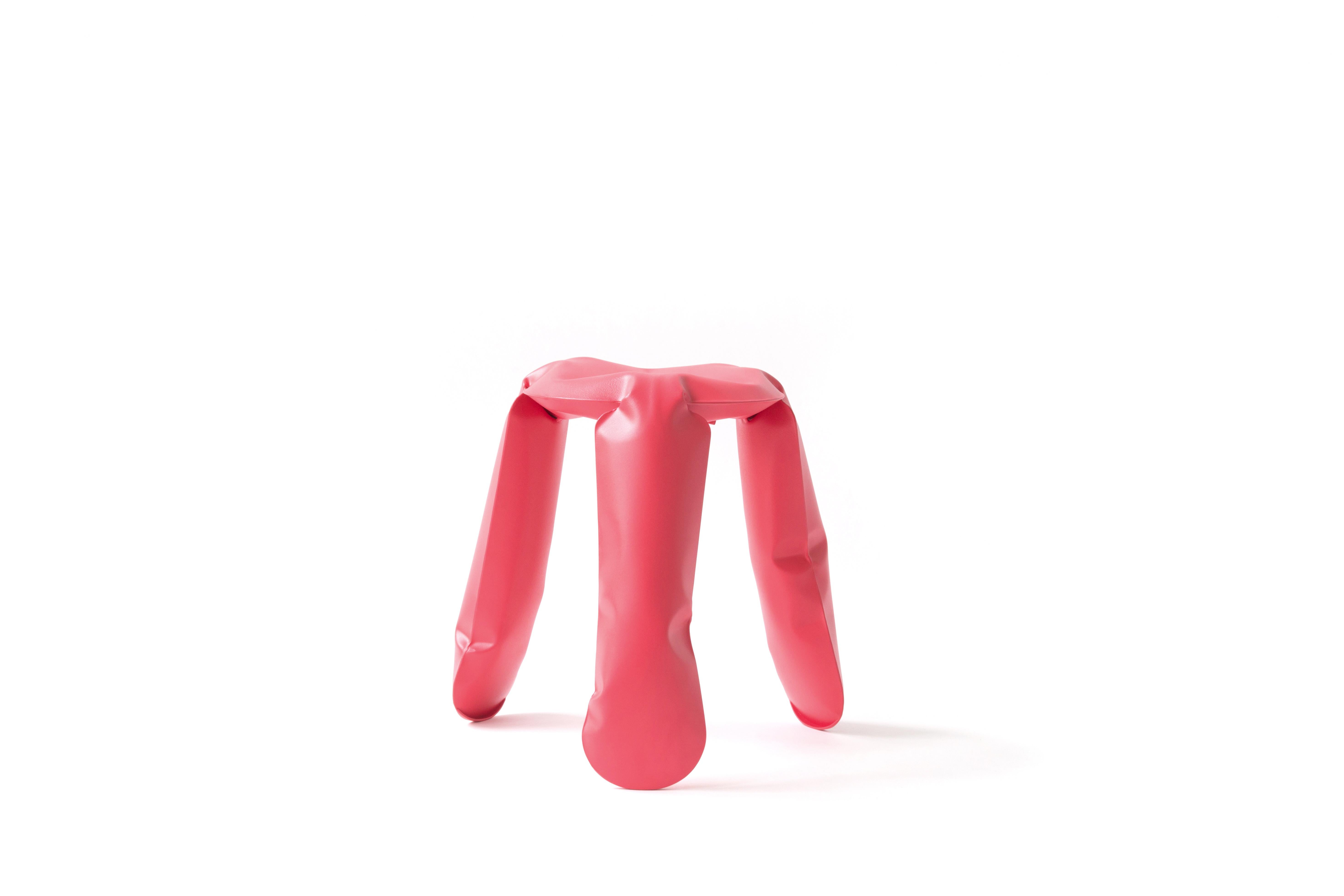 Tabouret Mini Plopp rouge fraise de Zieta
Dimensions : D 25 x H 38 cm 
Matériau : Acier au carbone. 
Finition : Revêtement en poudre.
Disponible en couleurs : Bleu d'eau, Jaune brillant, Or flammé, et Bleu espace profond. Disponible en acier